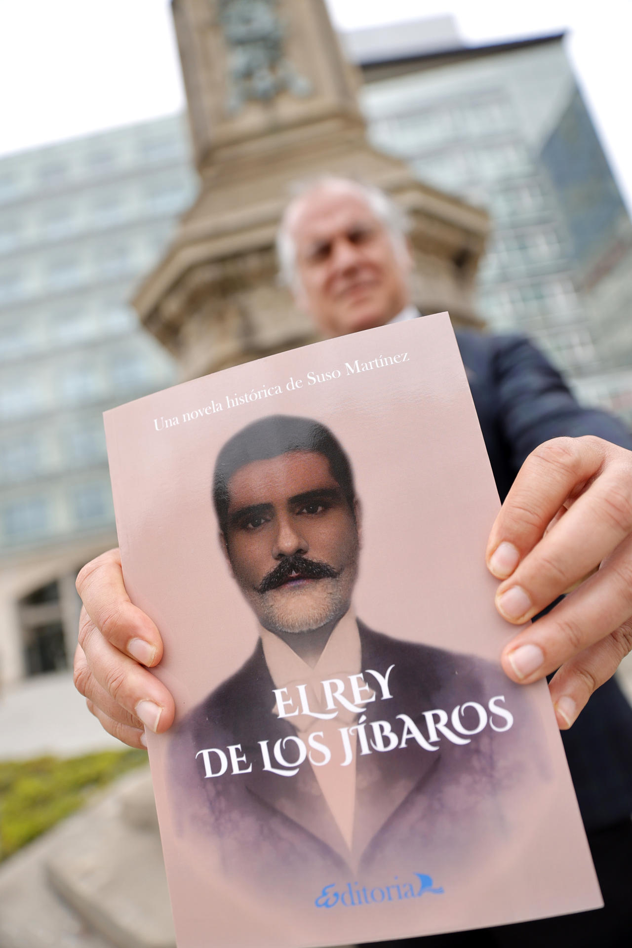 La historia de Manuel Martínez es la inspiración del historiador Suso Martínez para mostrar una conexión entre Galicia y Cuba a través de este esclavo en rebeldía. Suso Martínez es un popular guía turístico gallego que desde hace años teatraliza sus visitas, en las que interpreta a personalidades de diferentes épocas, y que acaba de publicar su primera novela, 'El rey de los jíbaros' (Eoditorial, 2025), que tiene como escenarios Galicia, Madrid y Cienfuegos, en Cuba. EFE/Cabalar
