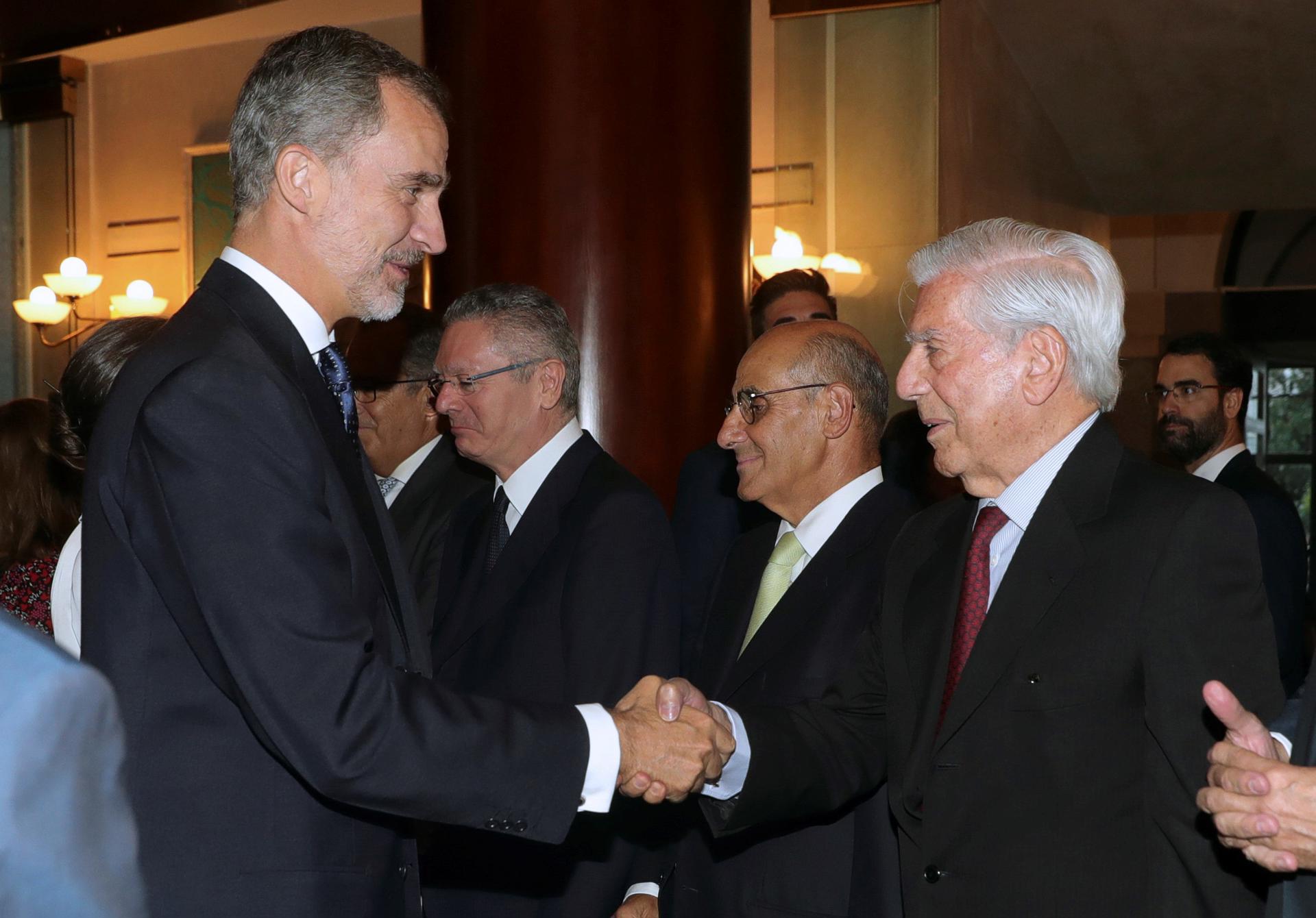 Imagen de archivo del rey Felipe (i) saludando al escritor peruano Mario Vargas Llosa (d), Premio Nobel de Literatura 2010. EFE/ Juanjo Martín