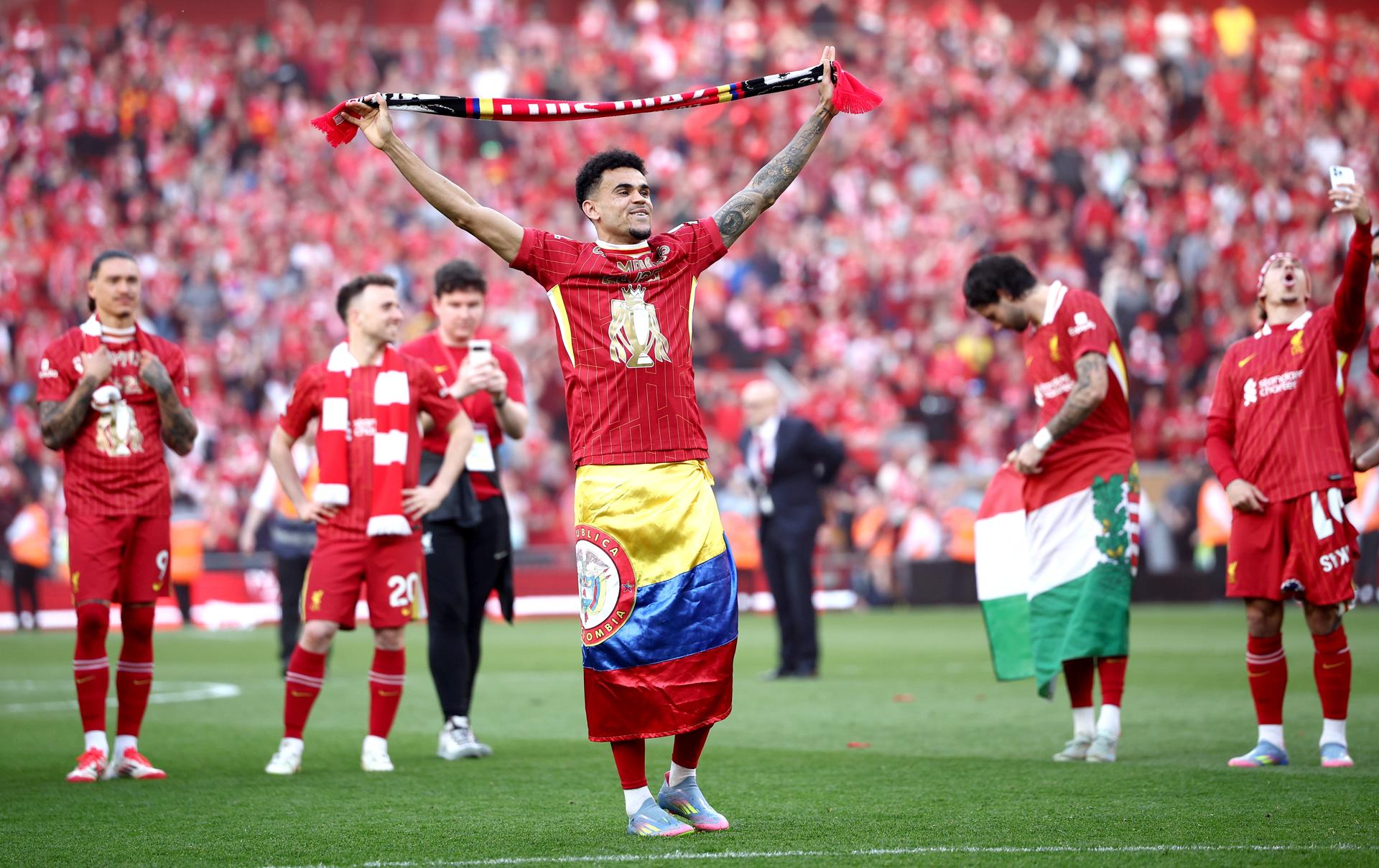 El delantero colombiano Luis Diaz celebra el título de la Premier League tras el partido que han jugado Liverpool FC y Tottenham Hotspur, en Liverpool, Reino Unido. EFE/EPA/ADAM VAUGHAN