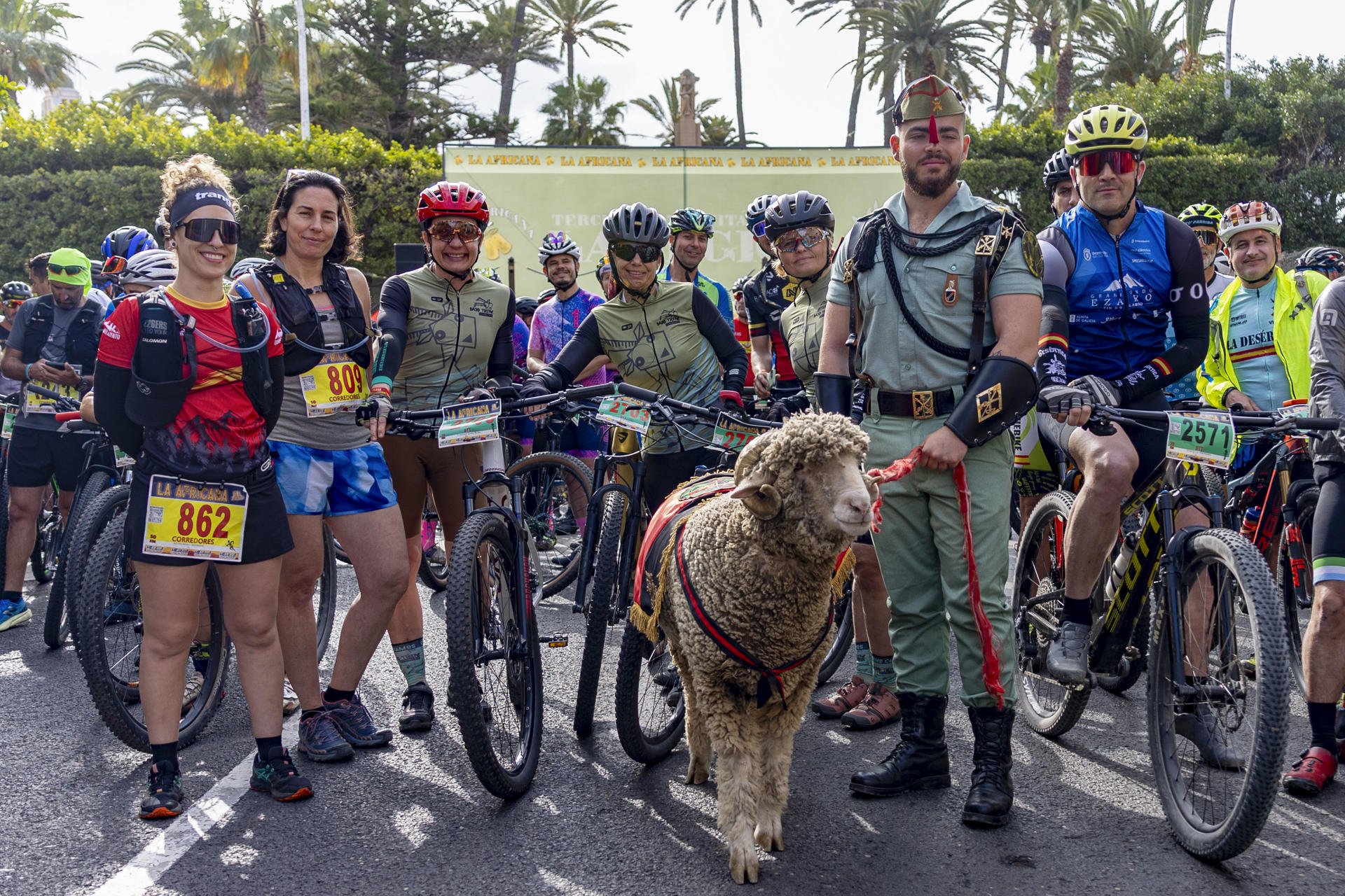 Un momento de la XI Carrera Africana de la Legión, un evento que trasciende lo deportivo para convertirse en el principal evento social y turístico de la ciudad de Melilla. EFE/Giner