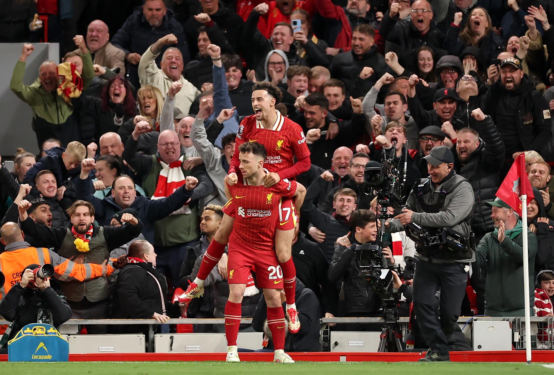 El jugador Diogo Jota, del Liverpool, celebra con sus compañero Curtis Jones (arriba) durnte el partido de la Premier League que han jugado Liverpool y Everton en Liverpool, Reino Unido. EFE/EPA/ADAM VAUGHAN