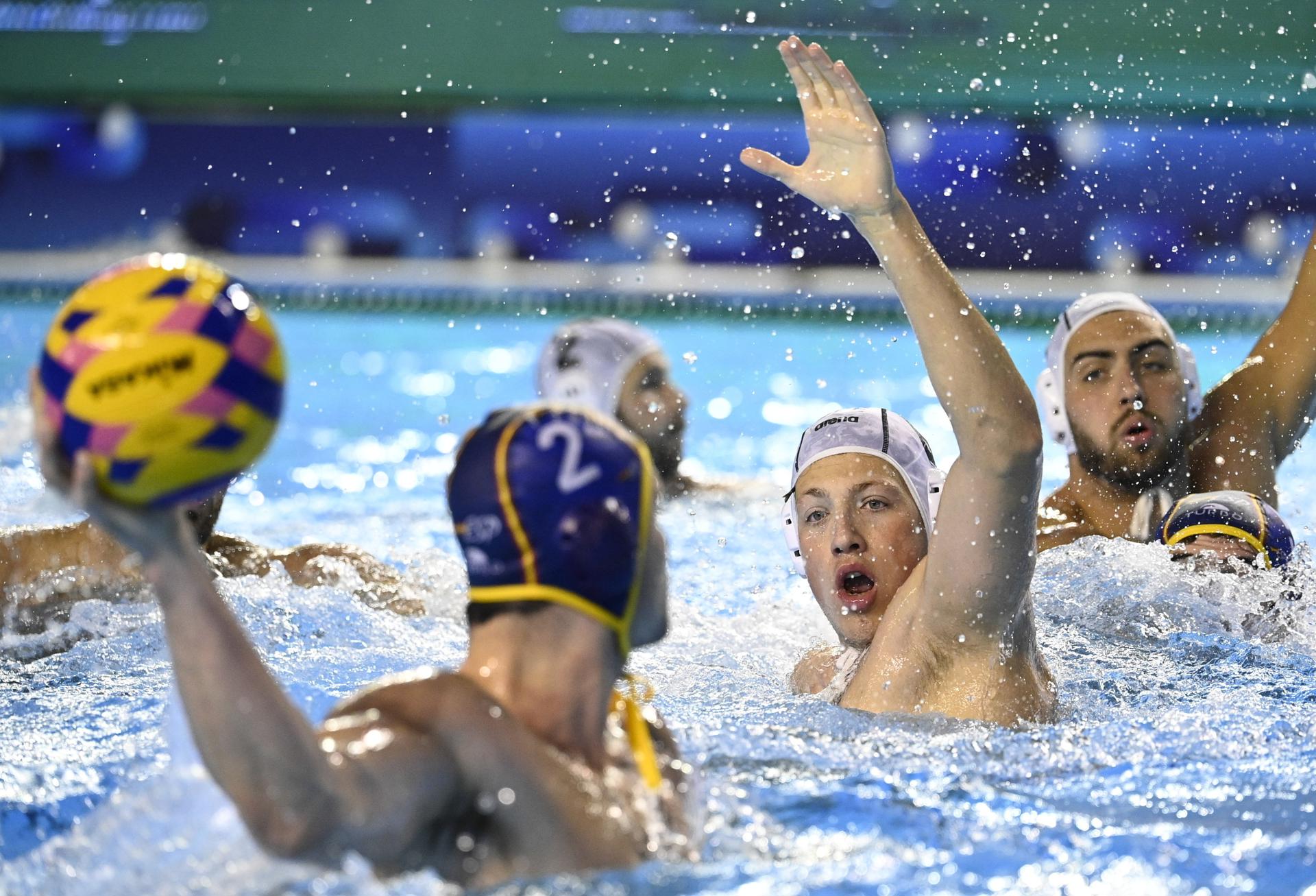 El griego Evangelos Pouros ante el español Alberto Munarriz Egana durante el partido de la final de Copa del mundo de waterpolo que han jugado Greia y España en Podgorica, Montenegro) EFE/EPA/Boglarka Bodnar