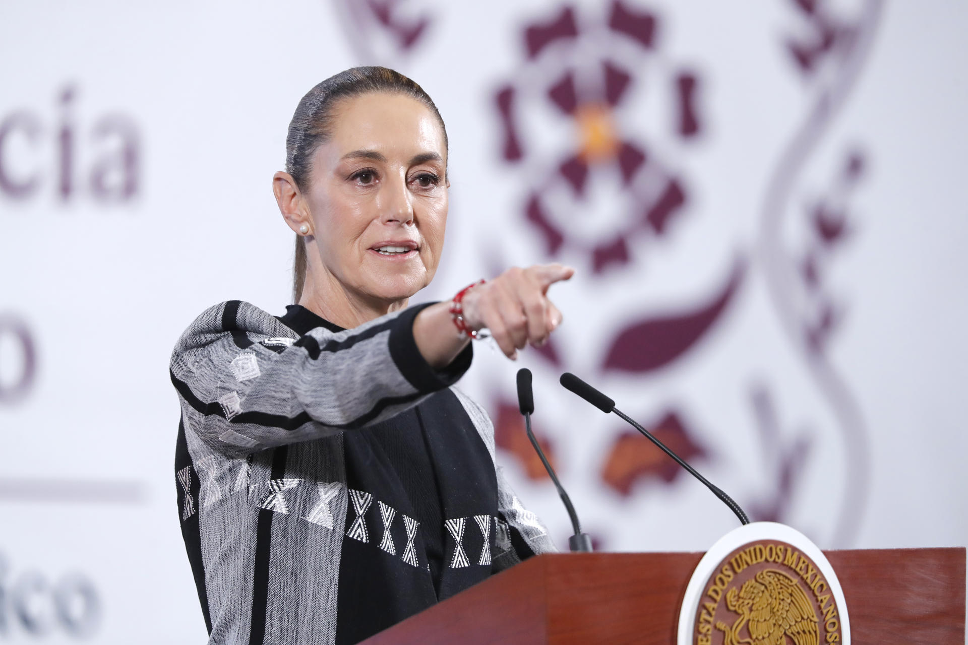 La presidenta de México, Claudia Sheinbaum, participa este martes en su conferencia matutina en Palacio Nacional de la Ciudad de México (México). EFE/Mario Guzmán