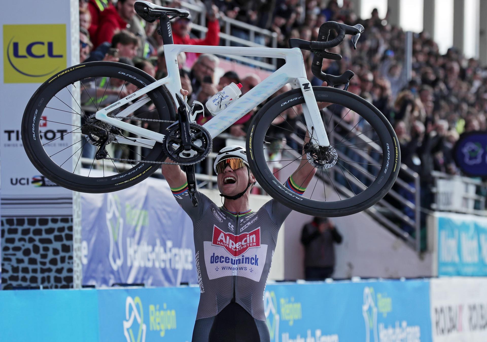 El corredor neerlandés Mathieu Van Der Poel, del Alpecin-Deceuninck, celebra la victoria en la Paris-Roubaix, una clásica de 259.2km desde Compiegne a Roubaix, Francia. EFE/EPA/TERESA SUAREZ