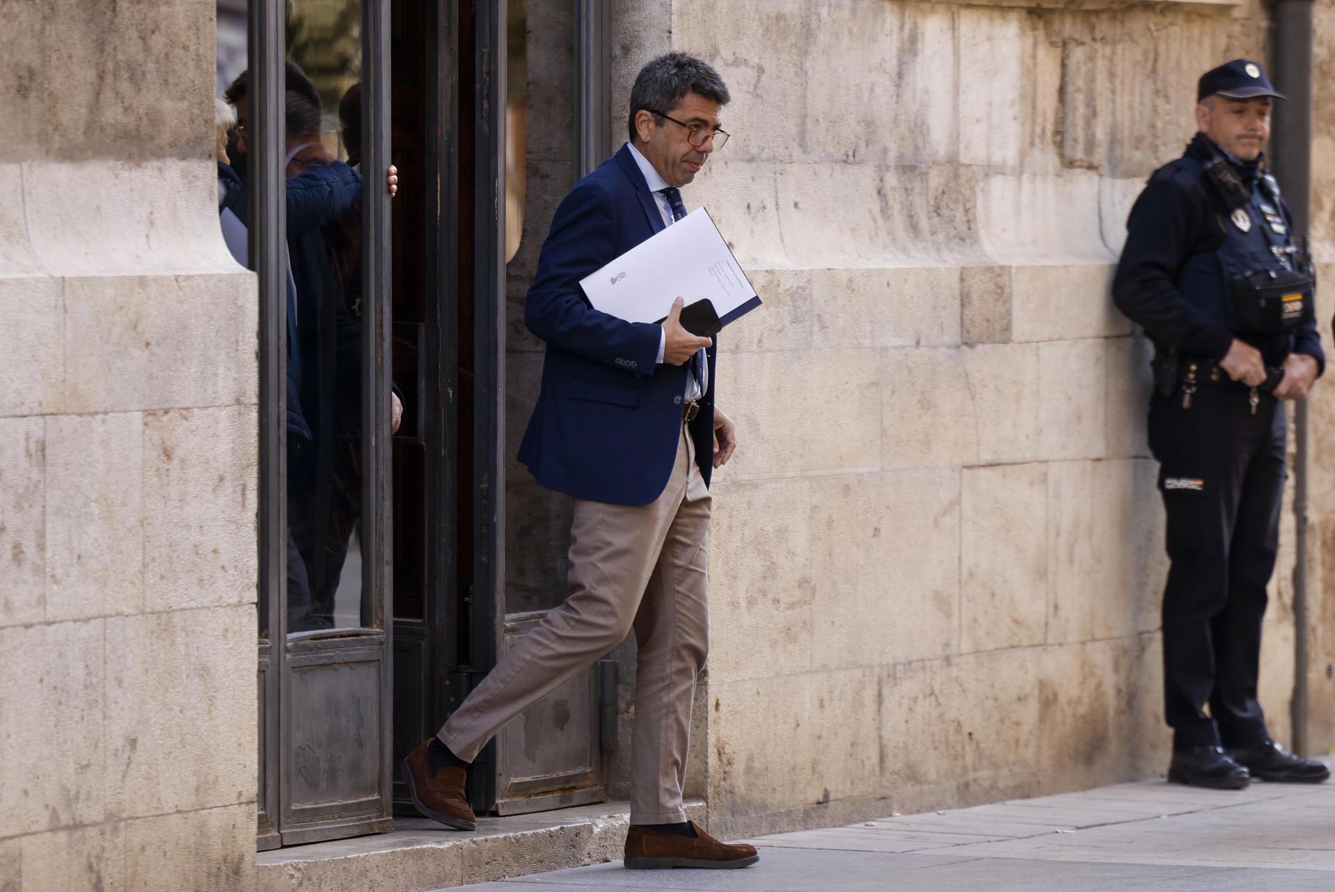 Imagen de archivo del president de la Generalitat, Carlos Mazón, a su salida del Palau de la Generalitat. EFE/Biel Aliño