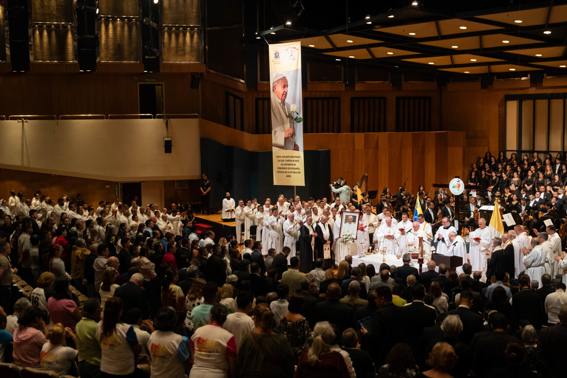 Fotografía de personas participando en una misa en honor al papa Francisco este 26 de abril de 2025, en el Teatro Teresa Carreño en Caracas (Venezuela). EFE/ Ronald Pena R
