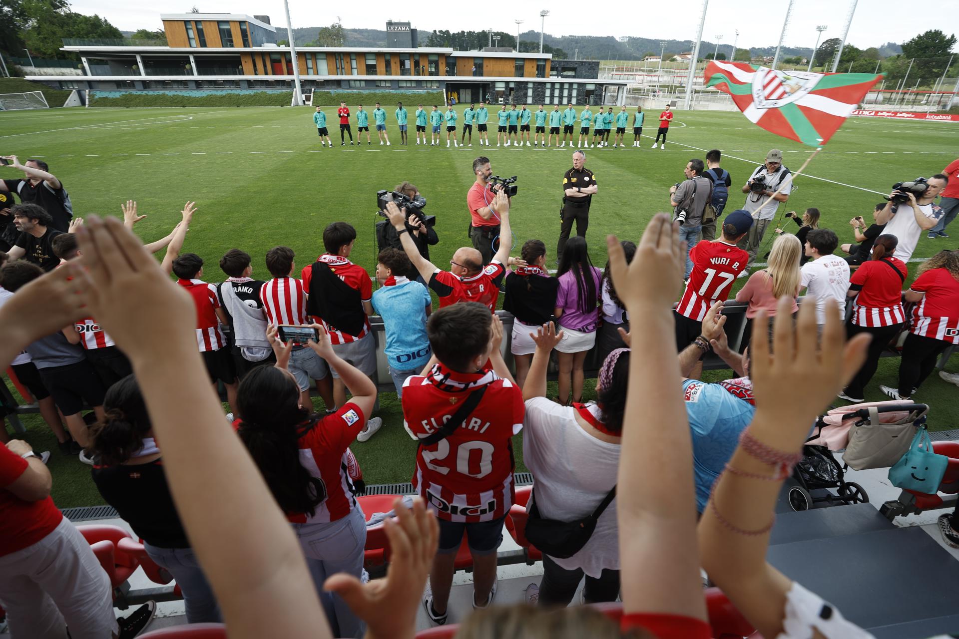 Cientos de aficionados han arropado al Athletic de Bilbao este miércoles tras el último entrenamiento con el que el club rojiblanco ha preparado este miércoles el partido de Liga Europa del jueves ante el Manchester United en San Mamés, choque de ida de semifinales. EFE/ Miguel Toña