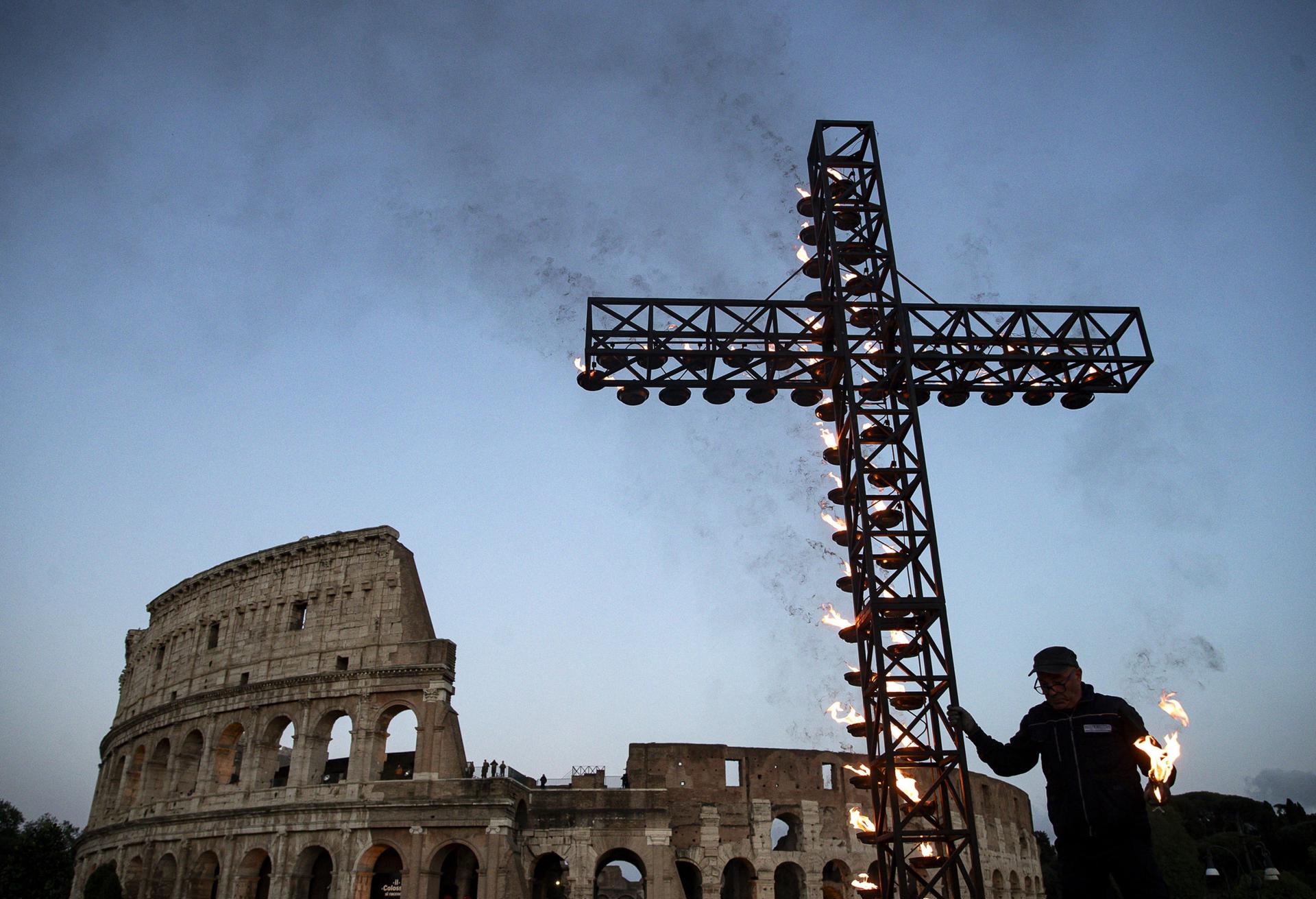 Se prepara una cruz con velas durante el 'Via Crucis', la procesión de antorchas del 'Camino de la Cruz', el Viernes Santo frente al Coliseo en Roma, Italia, 18 de abril de 2025. (Italy, Rome) EFE/EPA/ANGELO CARCONI
