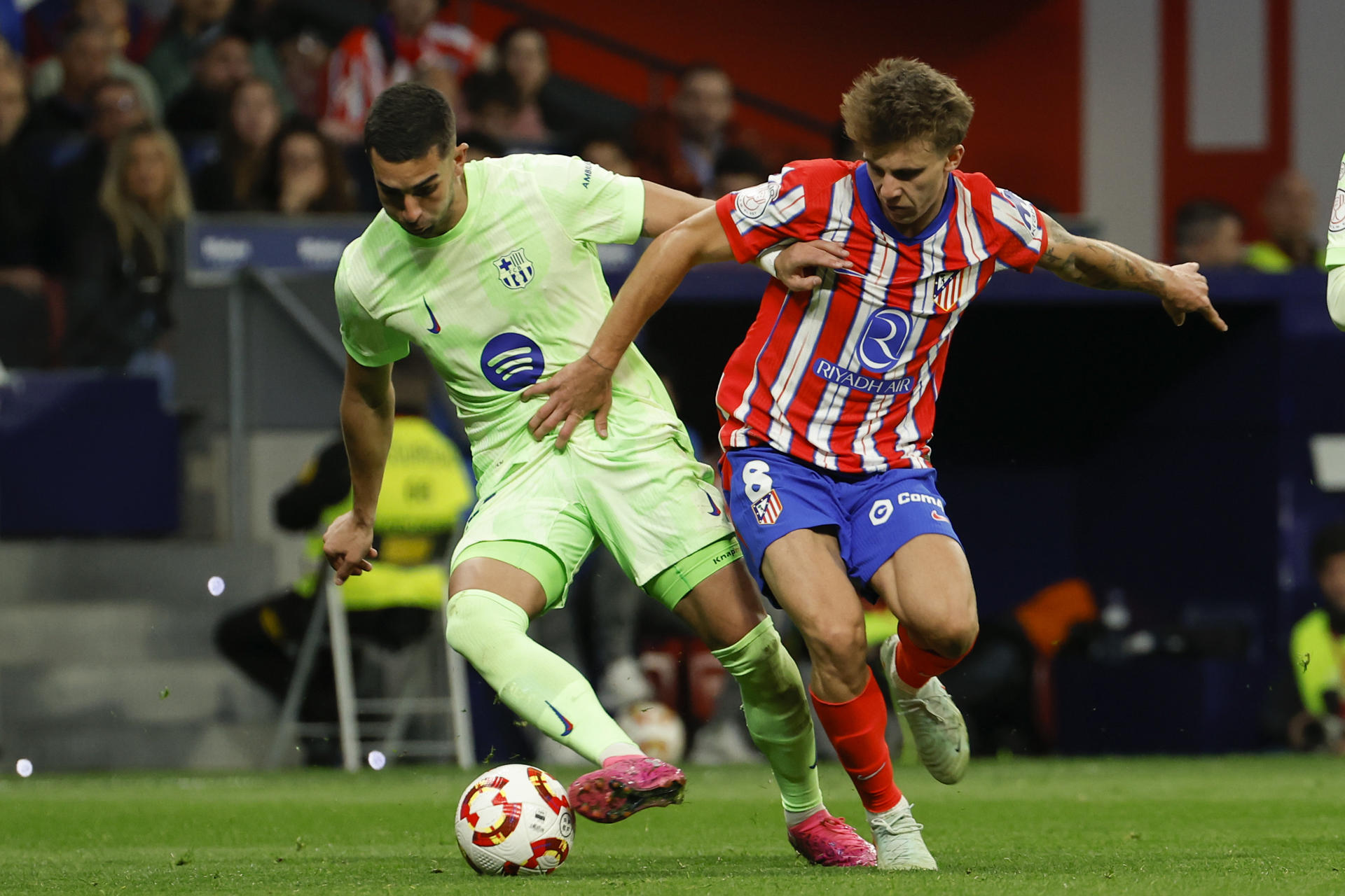 El centrocampista del Atlético de Madrid Pablo Barrios (d) presiona al delantero del Barcelona Ferrán Torres durante el encuentro correspondiente a la vuelta de las semifinales de la Copa del Rey que disputan hoy miércoles Atlético de Madrid y FC Barcelona en el estadio Metropolitano, en Madrid. EFE / Chema Moya