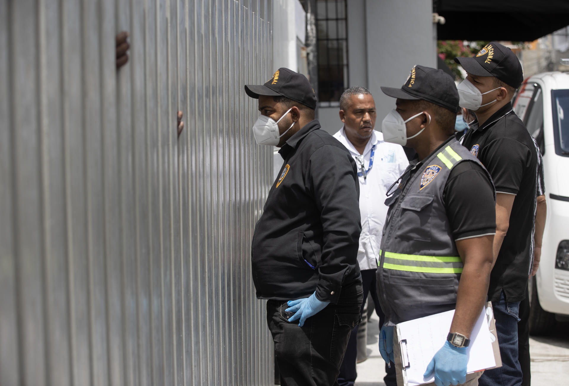 Integrantes de equipos de criminalística acuden al Instituto de Patología Forense, donde permanecen los cuerpos de las víctimas de la tragedia en la discoteca Jet Set este viernes, en Santo Domingo (República Dominicana). EFE/ Orlando Barría