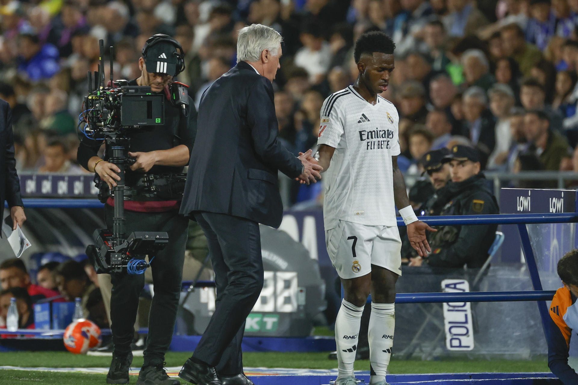Carlo Ancelotti, entrenador del Real Madrid (i), junto al brasileño Vinicius Jr. EFE/Juanjo Martín