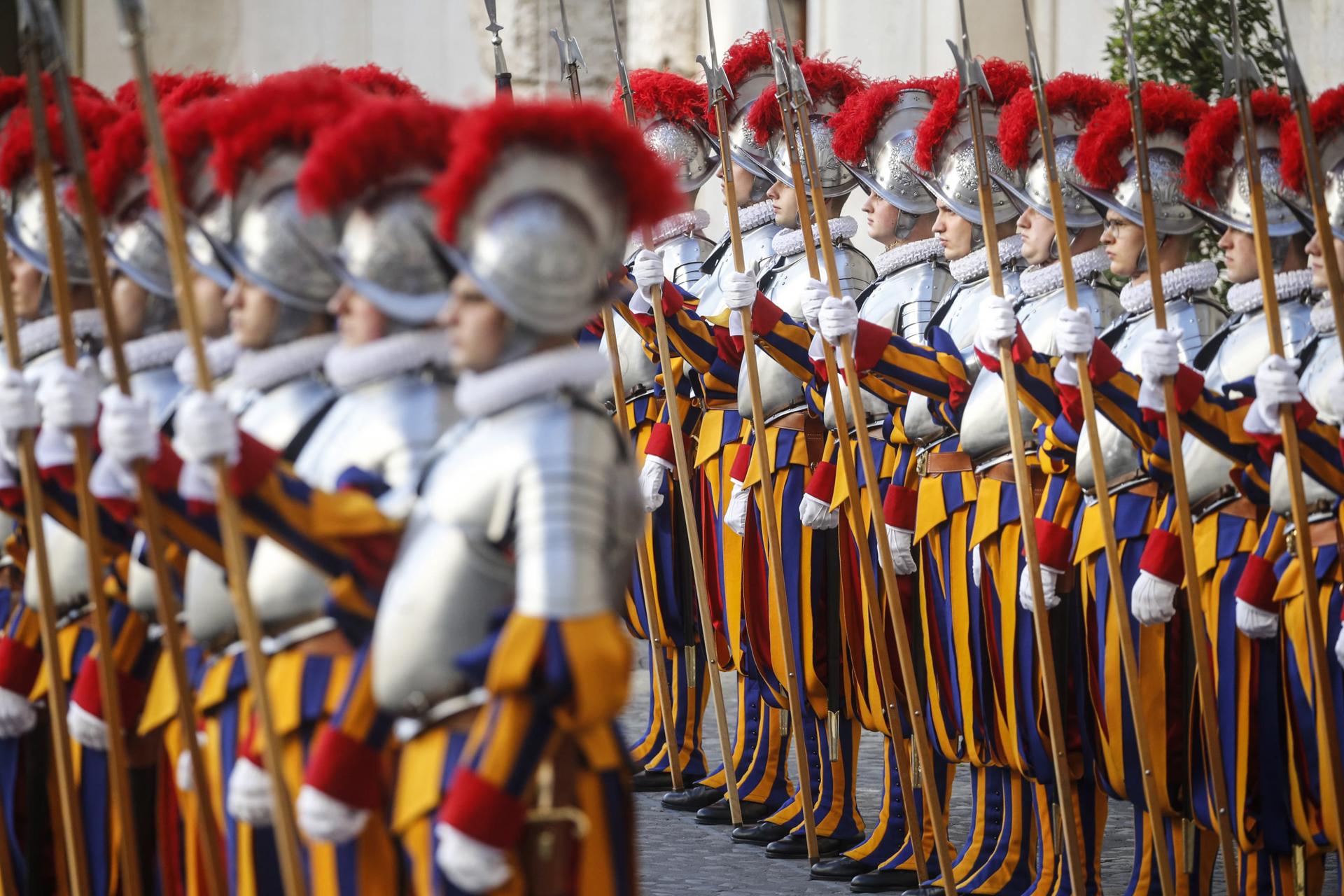 Foto archivo. Guardia Suiza Vaticano.(Papa, Italia, Roma) EFE/EPA/FABIO FRUSTACI