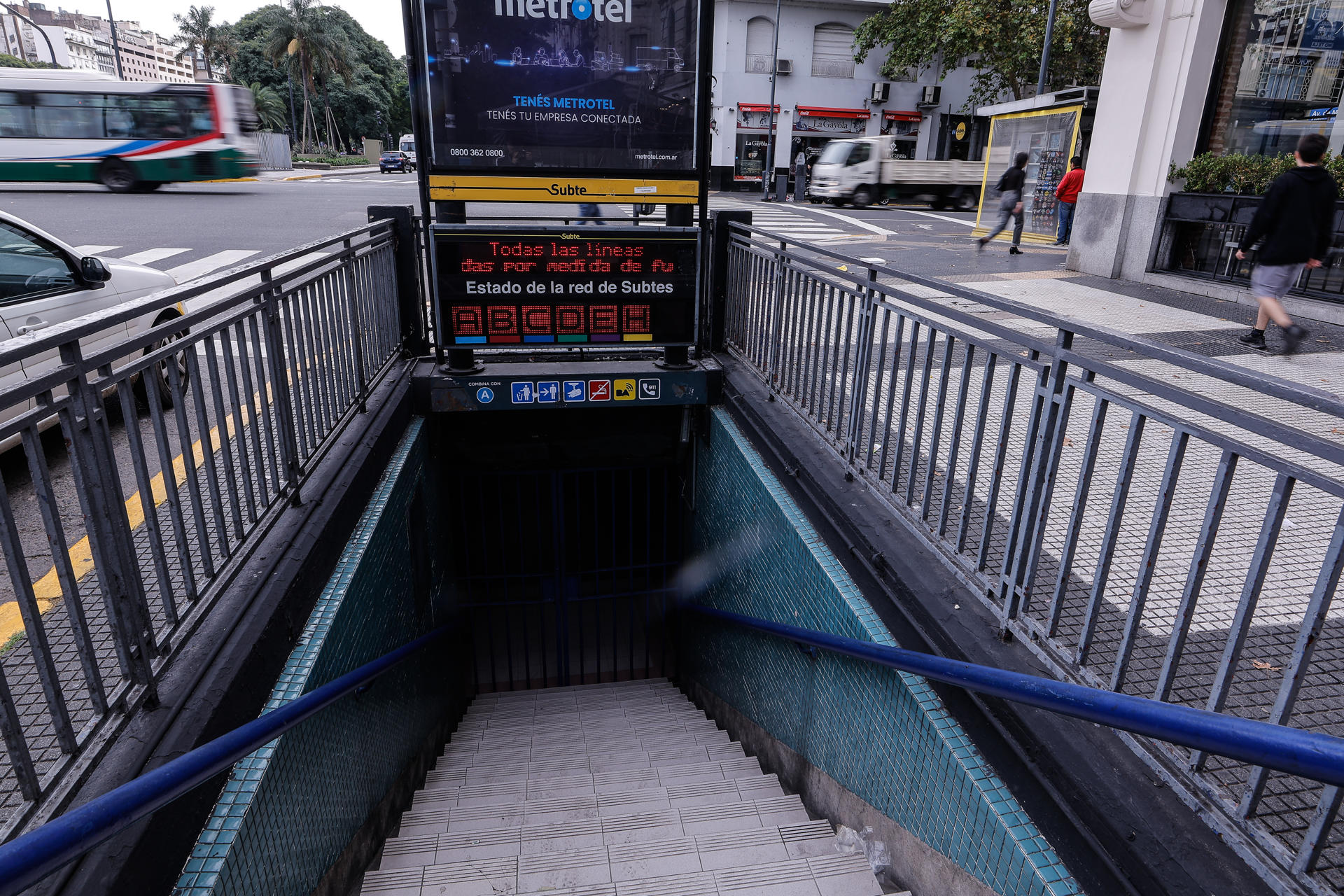 Fotografía de una estación de metro vacía este jueves, durante un paro nacional en la ciudad de Buenos Aires (Argentina). EFE/ Juan Ignacio Roncoroni