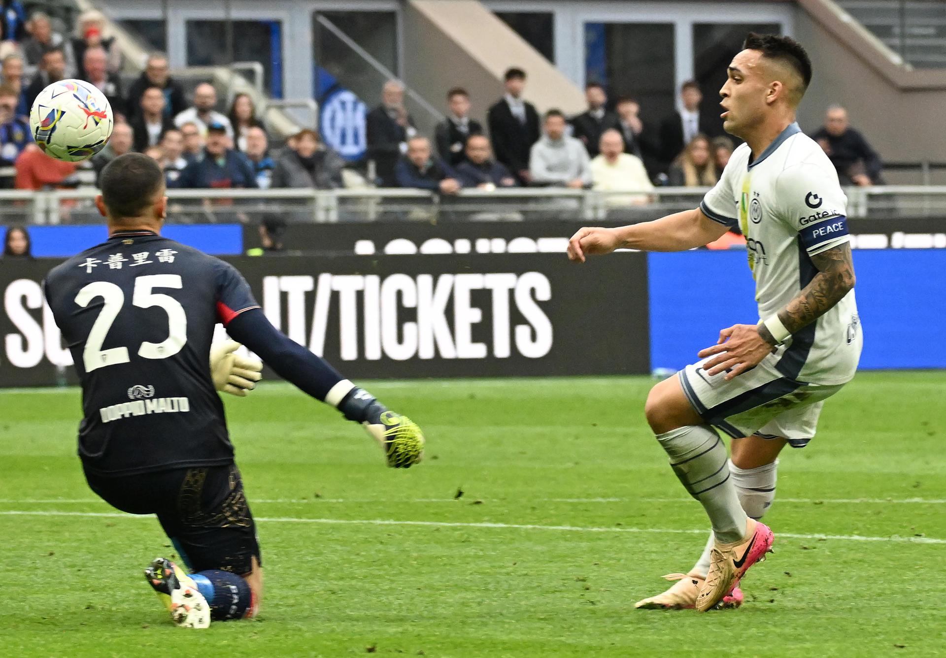 El jugador del Inter Milan Lautaro Martinez marca un gol durante el partido de la Seria A que han jugado Inter Milan y Cagliari en el Giusppe Meazza Stadium de Milan, Italia. EFE/EPA/DANIEL DAL ZENNARO