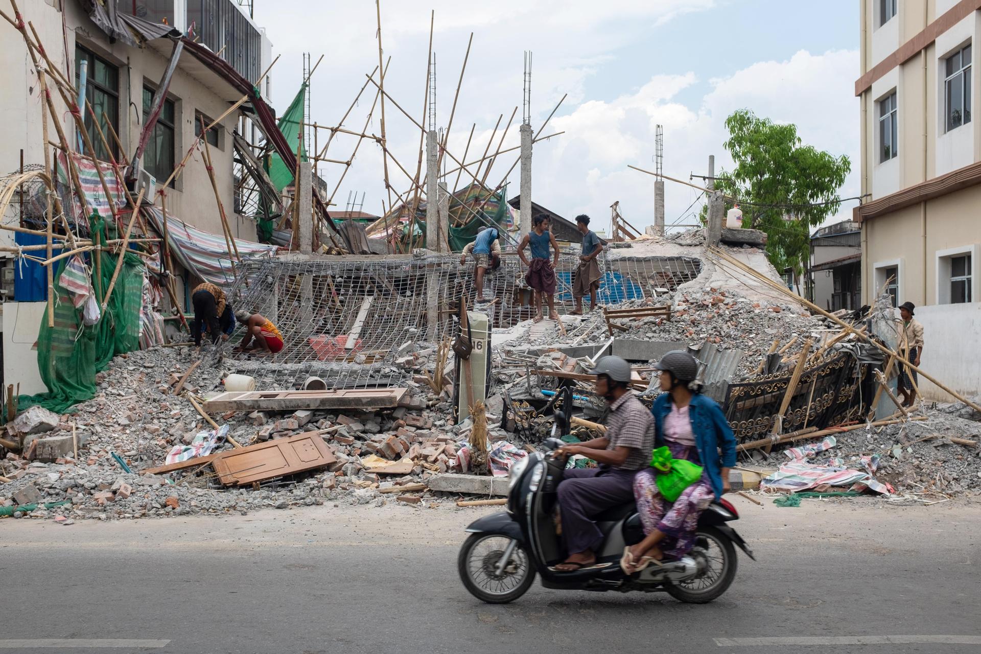 Un edificio de la ciudad birmana de Mandalay derruido durante el terremoto del 28 de marzo. 
EFE/EPA/STRINGER