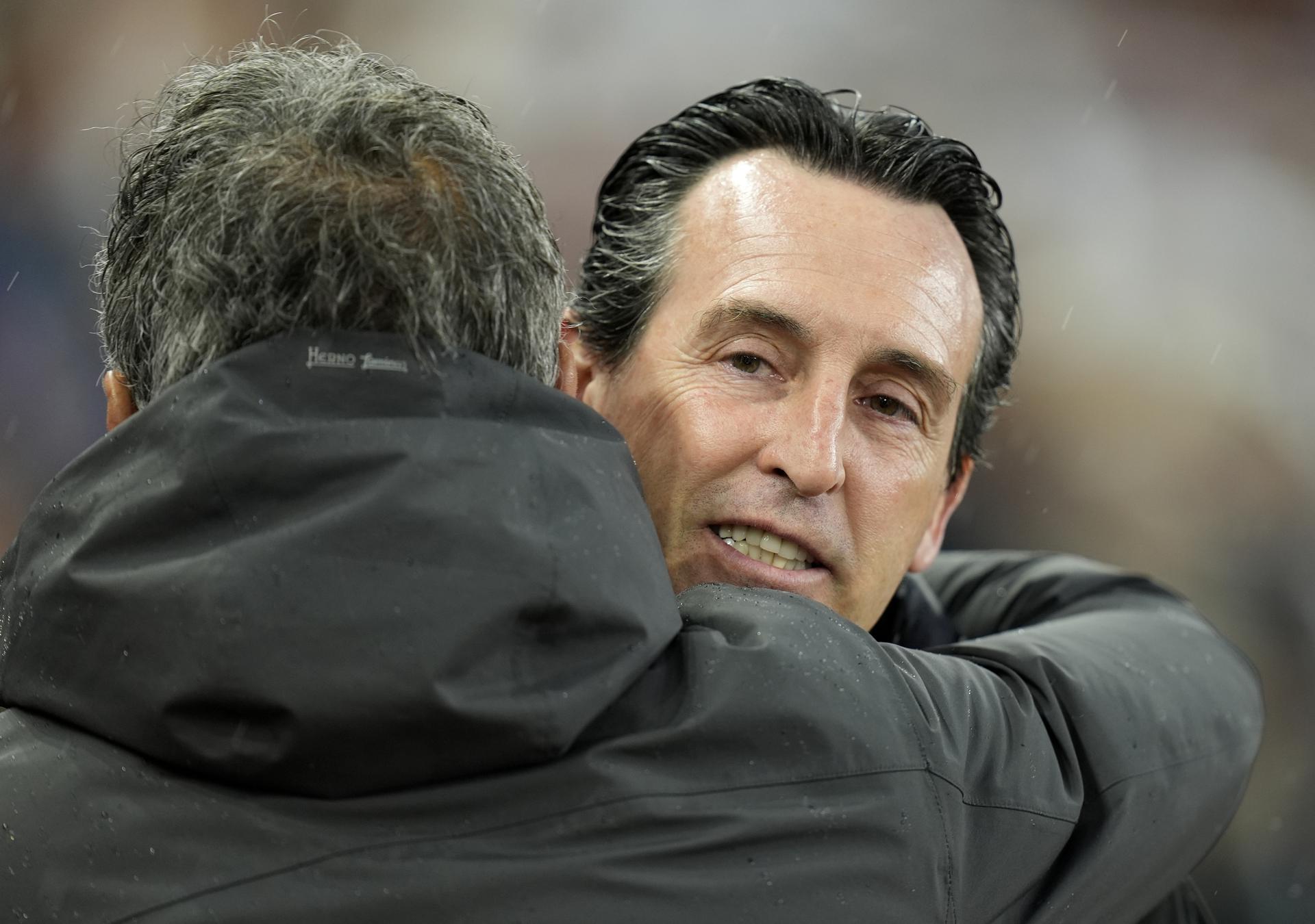 El entrenador del Aston Villa Unai Emery (de cara) abraza a su homólo del PSG Luis Enrique durante el partido de la UEFA Champions League que han jugado Aston Villa y Paris Saint-Germain, en Birmingham, Reino Unido. EFE/EPA/TIM KEETON
