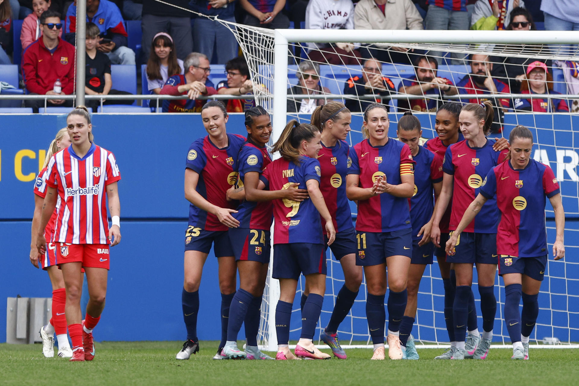 S Las jugadoras del Fc Barcelona celebran uno de los goles durante el encuentro correspondiente a la jornada 25 de la Liga F entre Fc Barcelona y el Atlético de Madrid en el estadio Johan Cruyff de la localidad barcelonesa de Sant Joan Despi. EFE/ Quique García