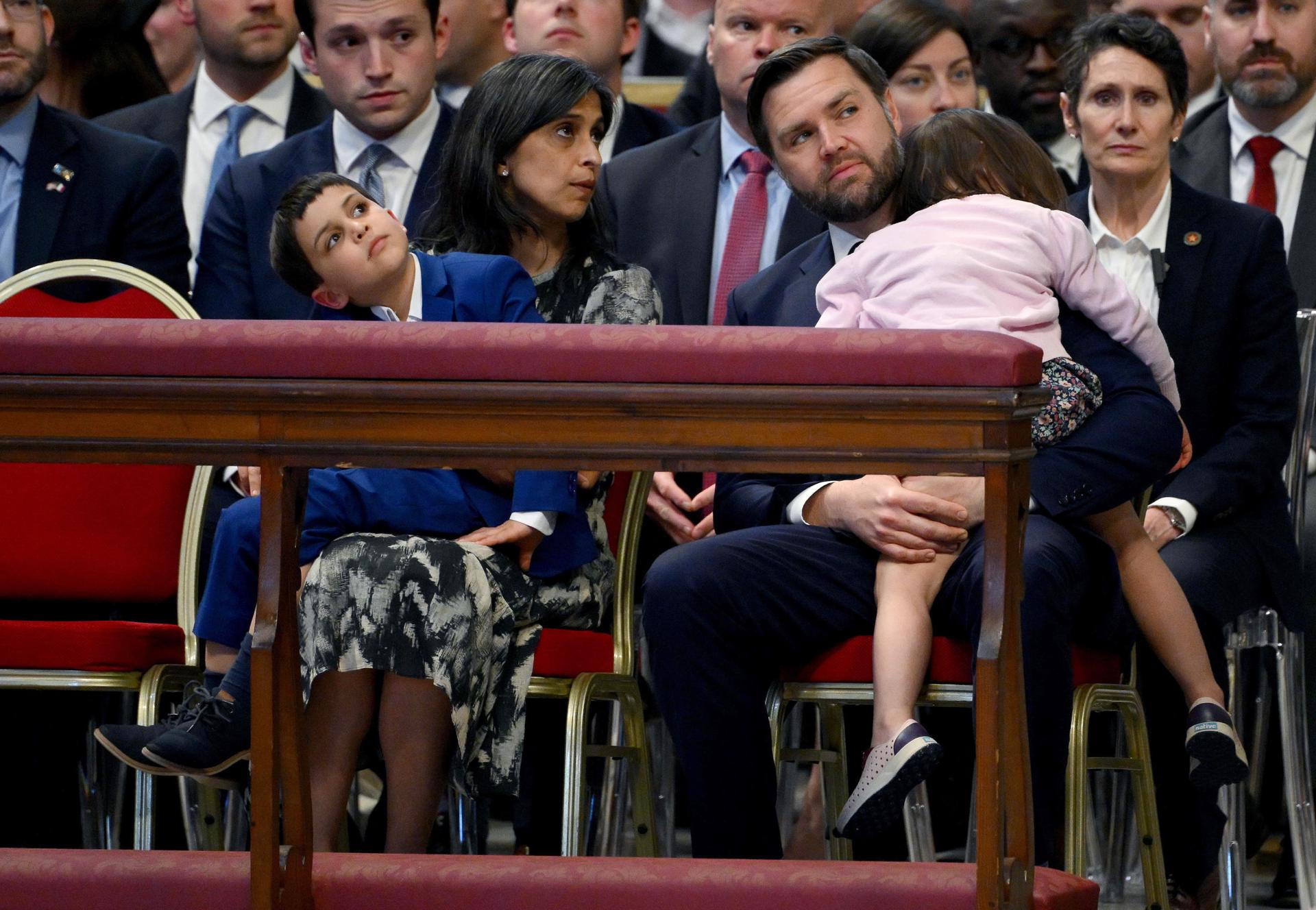 El Vicepresidente de EE. UU. JD Vance (R) y su esposa Usha Vance (2-I) y sus hijos asisten a la Misa del Viernes Santo por la Pasión del Señor en la Basílica de San Pedro en el Vaticano, Ciudad del Vaticano, 18 de abril de 2025. (Italy, Rome) EFE/EPA/ETTORE FERRARI