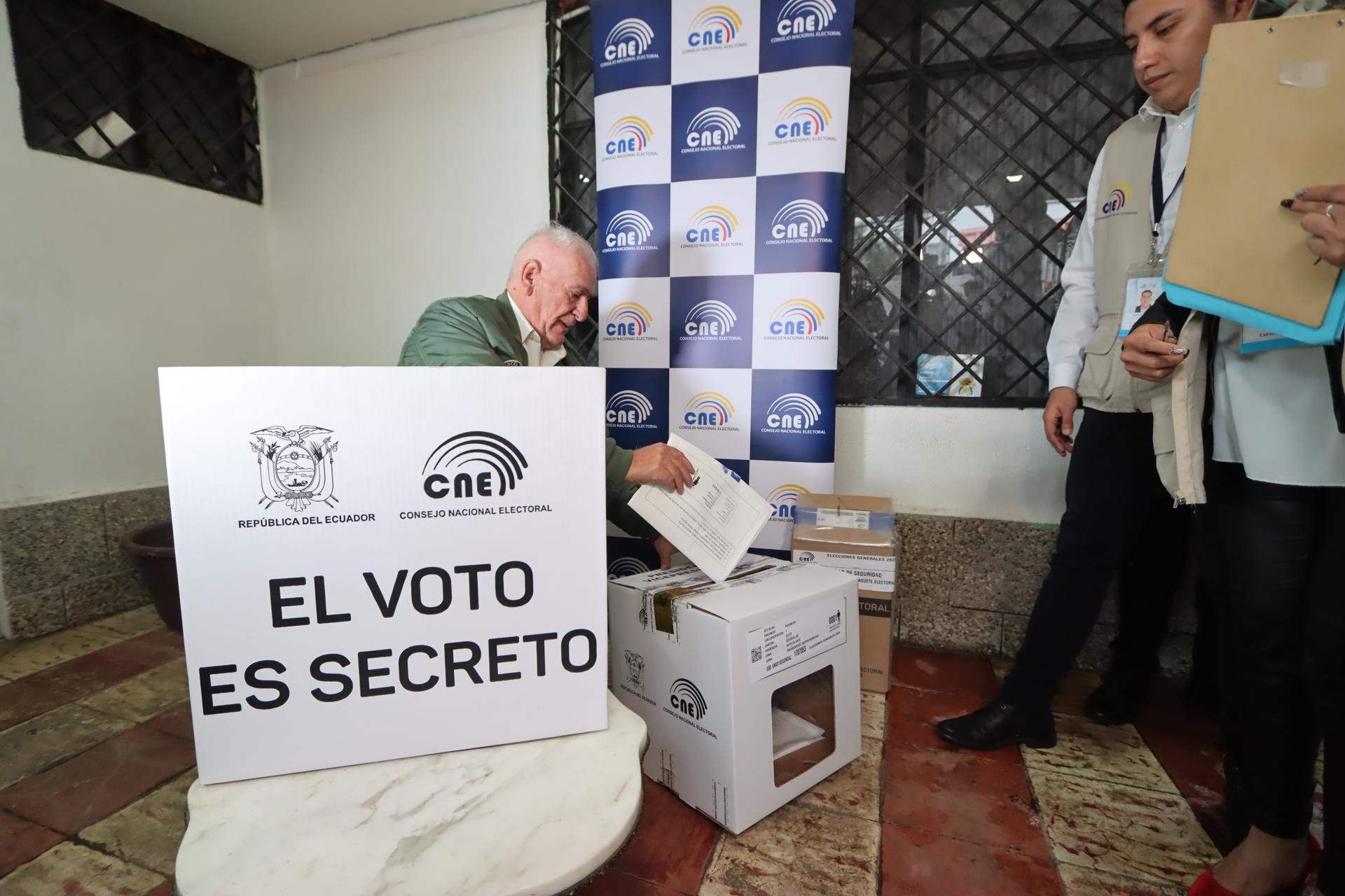 Fotografía cedida por el Consejo Nacional Electoral de una persona votando en su casa este viernes, en Quito (Ecuador). EFE/ Consejo Nacional Electoral