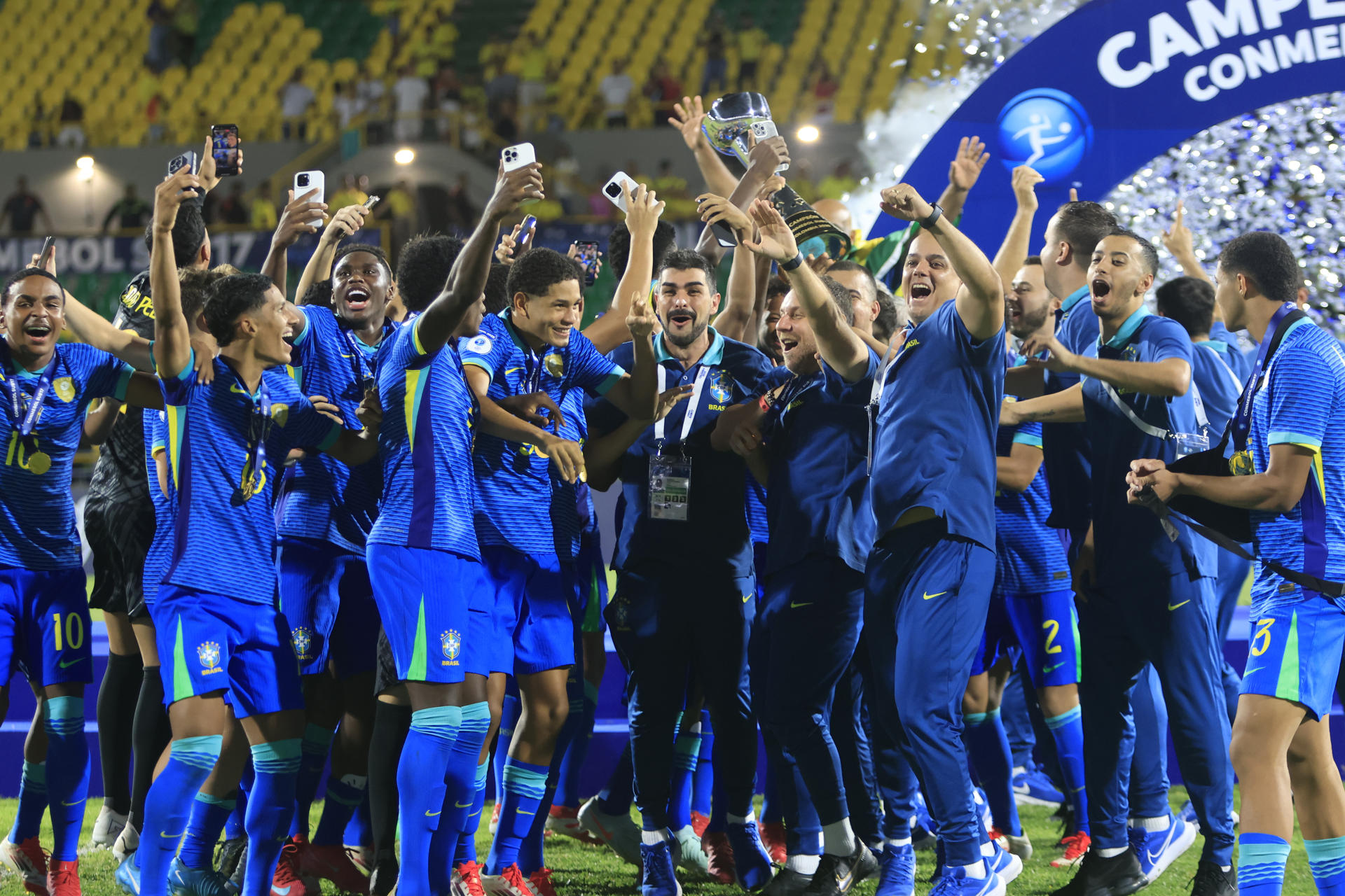 Los jugadores de la selección sub-17 de fútbol de Brasil celebran este sábado la conquista por decimocuarta vez del Campeonato Sudamericano de la categoría al vencer en tanda de penaltis a Colombia tras igualar 1-1 en el tiempo reglamentario del partido jugado en la ciudad caribeña de Cartagena. EFE/ Ricardo Maldonado Rozo
Los jugadores de la selección sub-17 de fútbol de Brasil celebran este sábado la conquista por decimocuarta vez del Campeonato Sudamericano de la categoría al vencer en tanda de penaltis a Colombia tras igualar 1-1 en el tiempo reglamentario del partido jugado en la ciudad caribeña de Cartagena. EFE/ Ricardo Maldonado Rozo