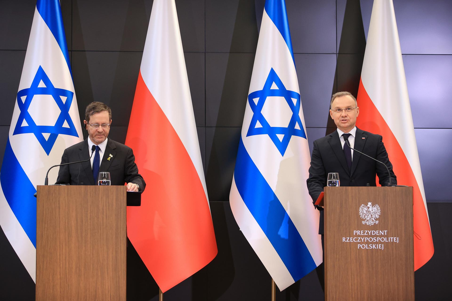 El presidente polaco Andrzej Duda (R) y el presidente israelí Isaac Herzog (I) asisten a una conferencia de prensa en el Centro Internacional para la Educación sobre Auschwitz y el Holocausto antes de la "Marcha de los Vivos", en Oswiecim, sur de Polonia, el 24 de abril de 2025. EFE/EPA/JAREK PRASZKIEWICZ POLAND OUT