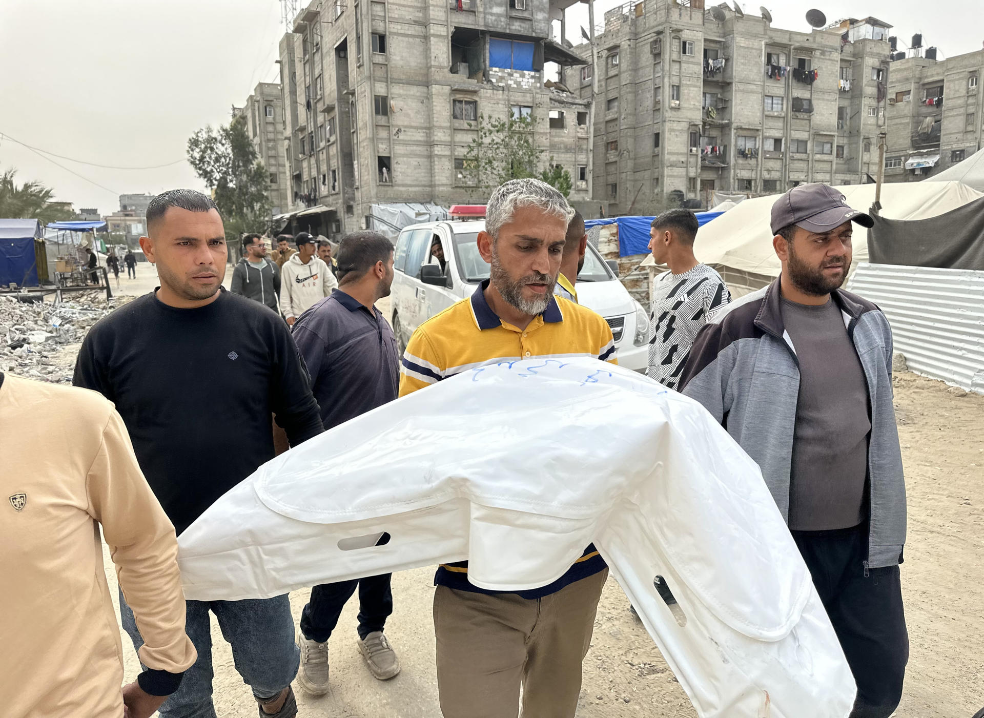 Familias lloran a sus seres queridos en el Hospital Nasser que fallecieron ayer lunes. Las autoridades gazatíes registraron 41 víctimas mortales en la Franja de Gaza en las últimas 24 horas por ataques israelíes, lo que eleva la cifra total de muertos a 50.399, entre ellos, más de 30.000 niños y mujeres, desde que comenzó la guerra entre Israel y Hamás en octubre de 2023.- EFE/Ahmad Awad