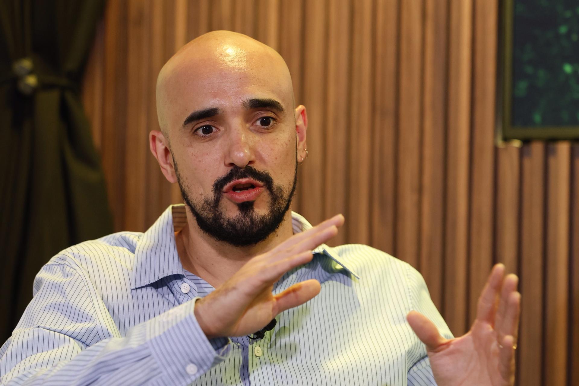 El cantante argentino Abel Pintos, habla durante una entrevista con EFE este jueves, en la Ciudad de México (México). EFE/ Sáshenka Gutiérrez
