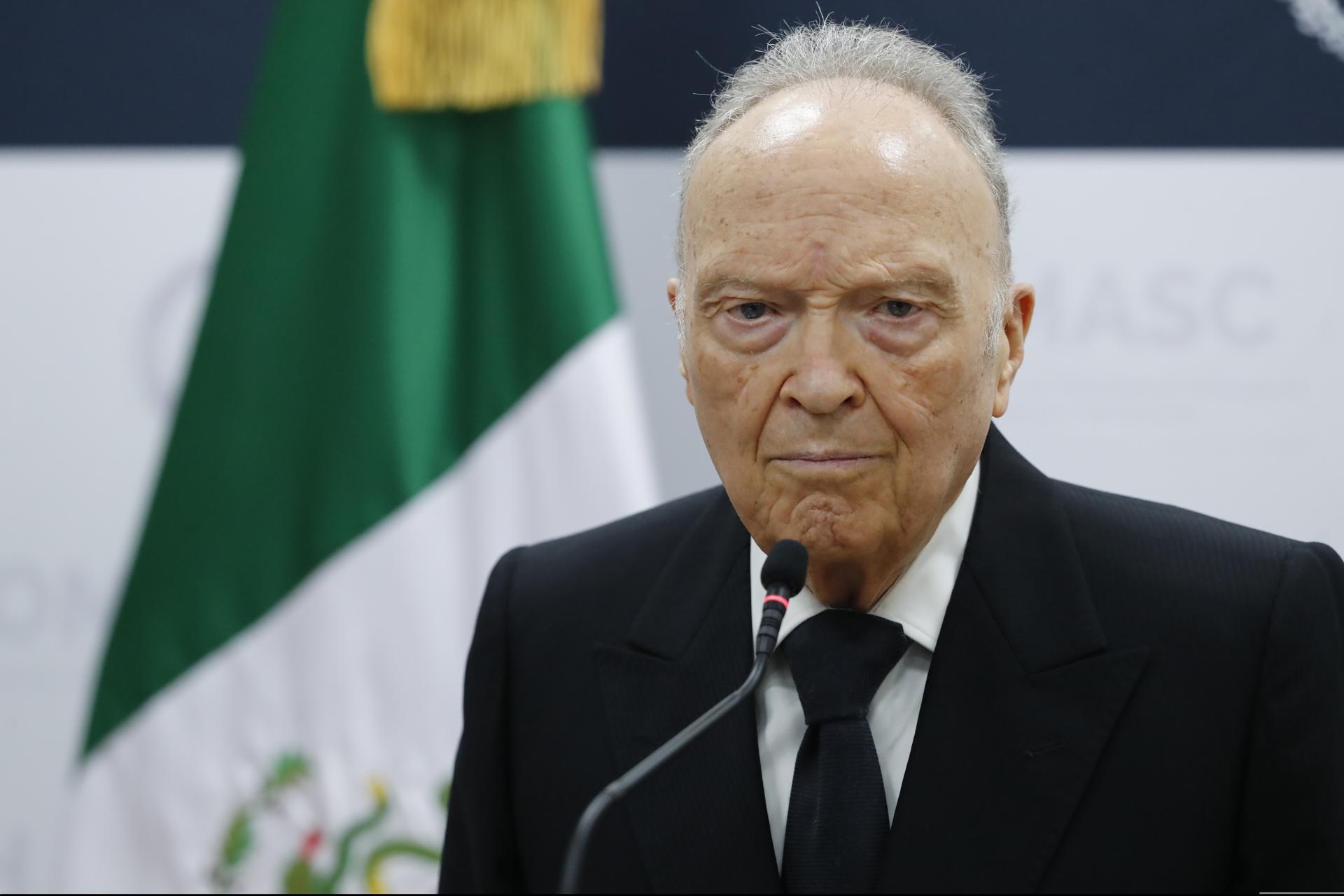 El fiscal general de la república de México, Alejandro Gertz Manero, habla durante una rueda de prensa este martes, en la Ciudad de México (México). EFE/Mario Guzmán