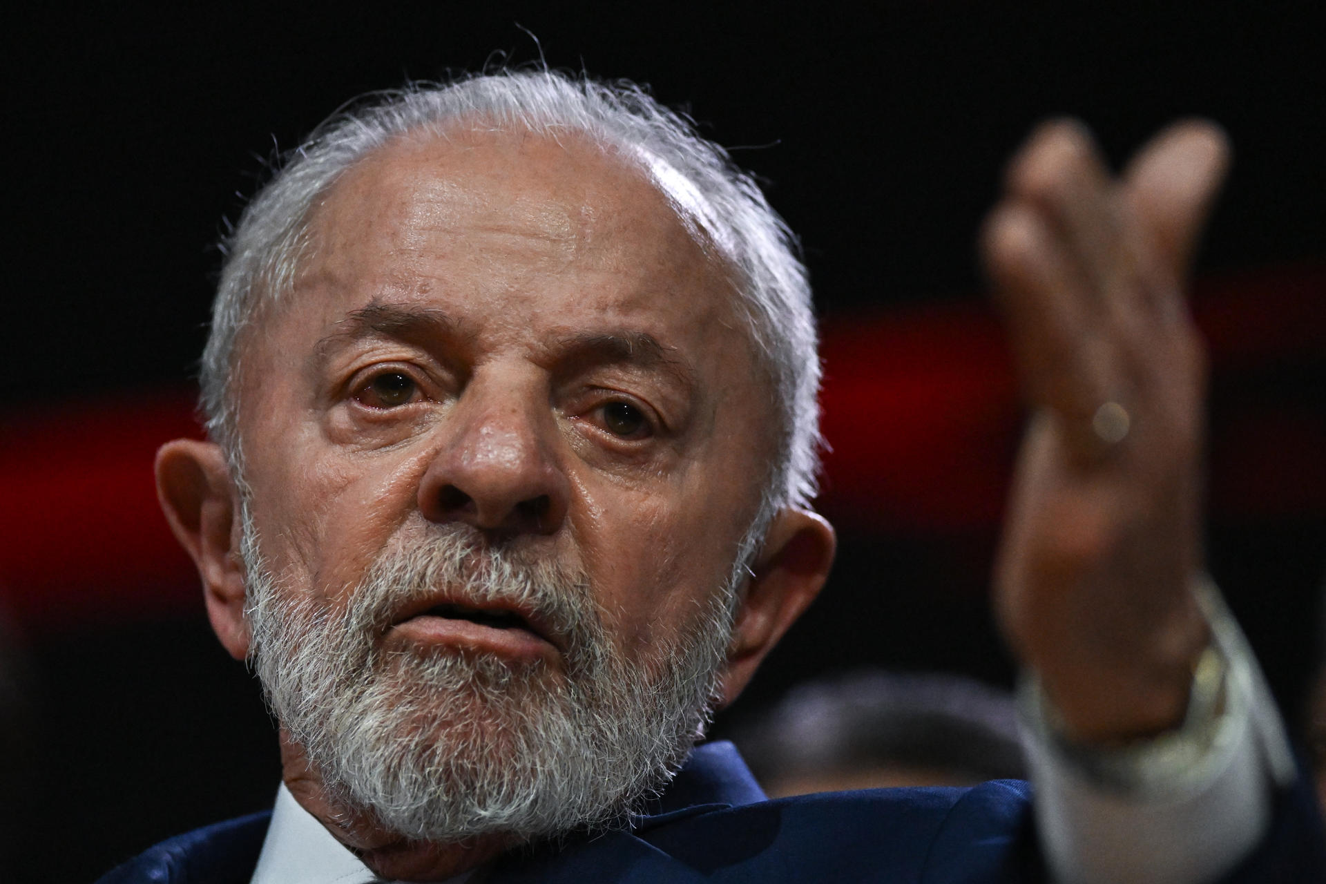 El presidente de Brasil, Luiz Inácio Lula da Silva, saluda durante una ceremonia de evaluación de los dos primeros años de gobierno este jueves, en el Centro de Convenciones Ulysses Guimaães, en Brasilia (Brasil). EFE/ Andre Borges