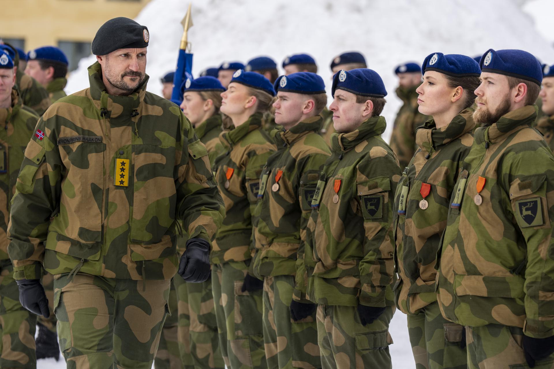 El Príncipe Heredero de Noruega, Haakon (Izq.), inspecciona el batallón de ingeniería donde su hija, la Princesa Ingrid Alexandra, ha sido galardonada anteriormente con la Medalla al Mérito Militar del Ejército durante un desfile ceremonial en el campamento Skjold en Malselv, cerca de Troms, Noruega, el 02 de abril de 2025. La princesa noruega se graduará el 04 de abril tras 15 meses de servicio militar en el batallón de ingenieros en la Brigada Norte. Allí, completó un curso de formación profesional como ingeniera de asalto, con un puesto de servicio como artillera en un vehículo CV90 STING. (Noruega) EFE/EPA/HEIKO JUNGE / POOL NORUEGA FUERA
