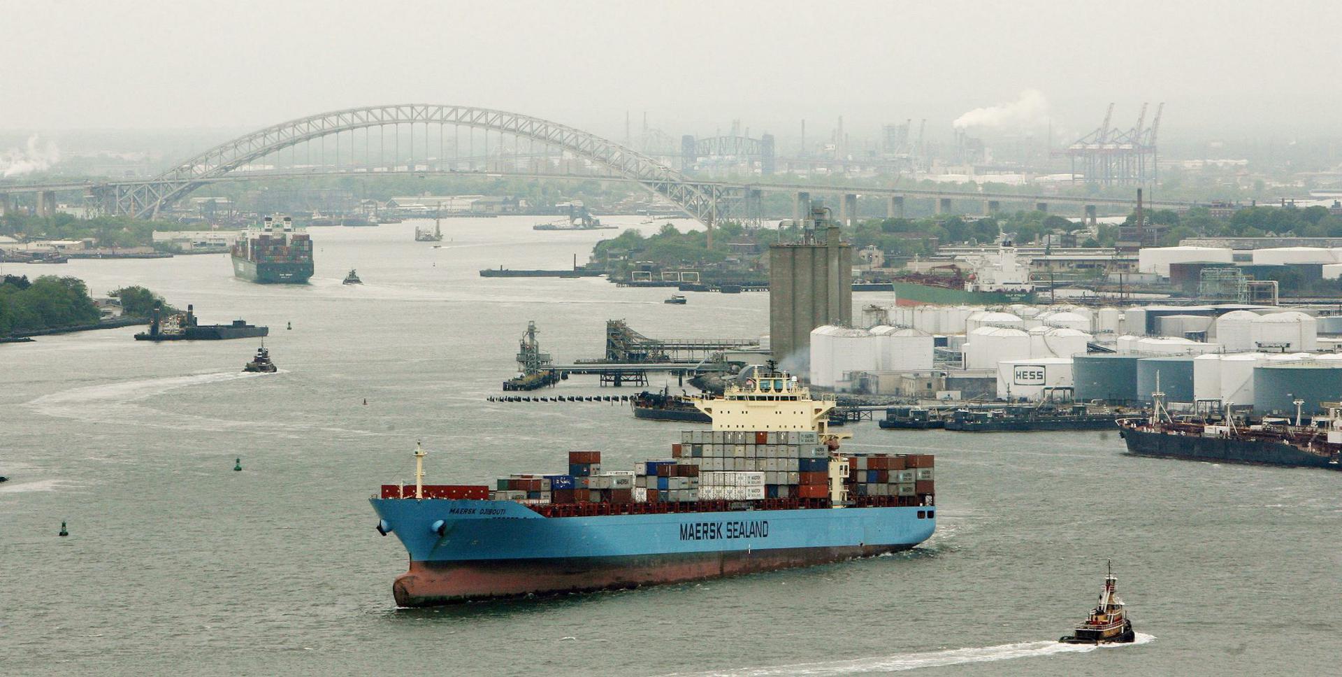 Fotografía de archivo de un buque de carga con contenedores al ingresar al puerto de Nueva York (NY, EE.UU.). EFE/Justin Lane