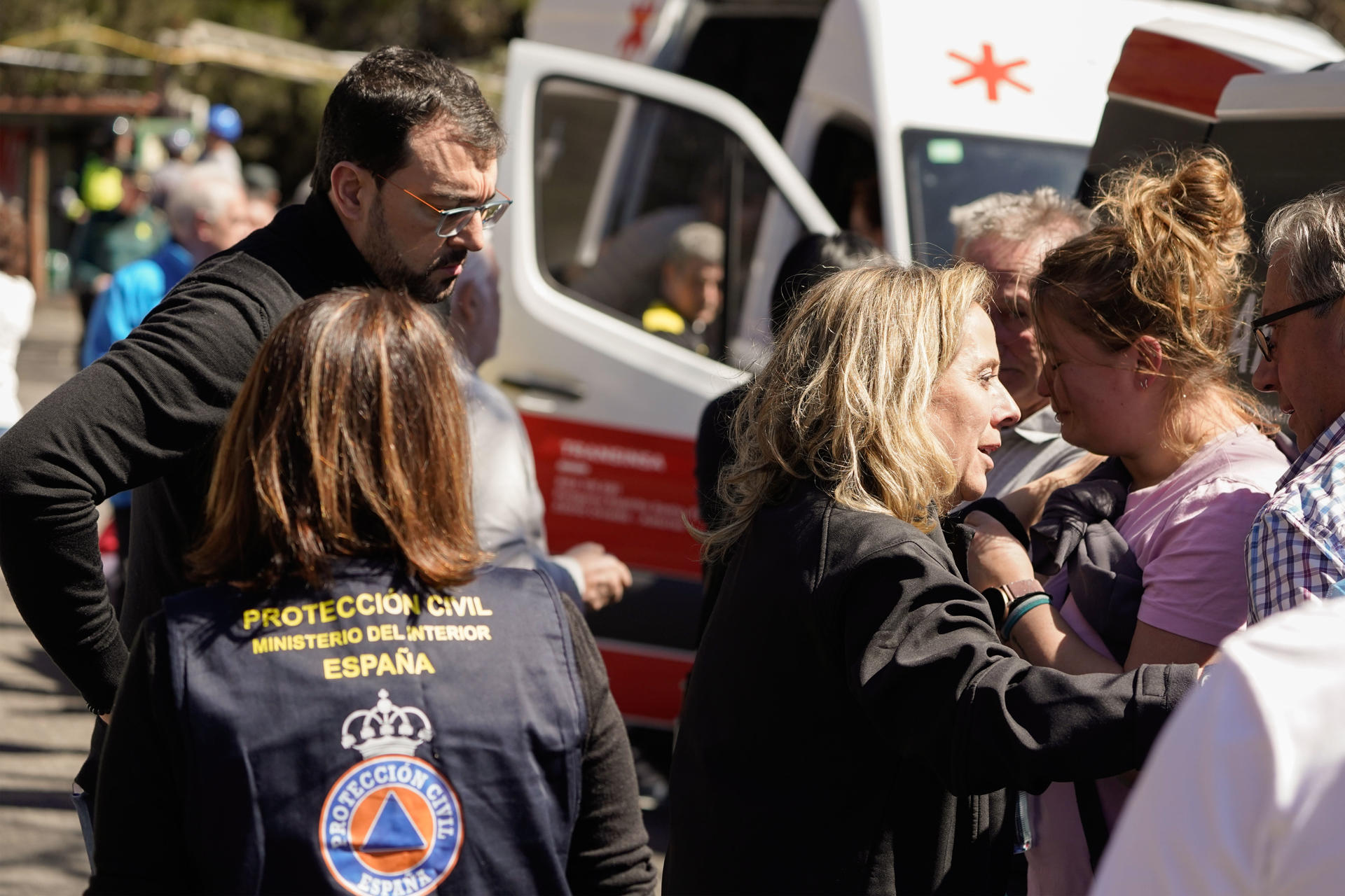 El presidente del Principado de Asturias, Adrián Barbón (i), este lunes en la zona de la explosión en una mina de Cerredo, en el concejo asturiano de Degaña. EFE/ Paco Paredes