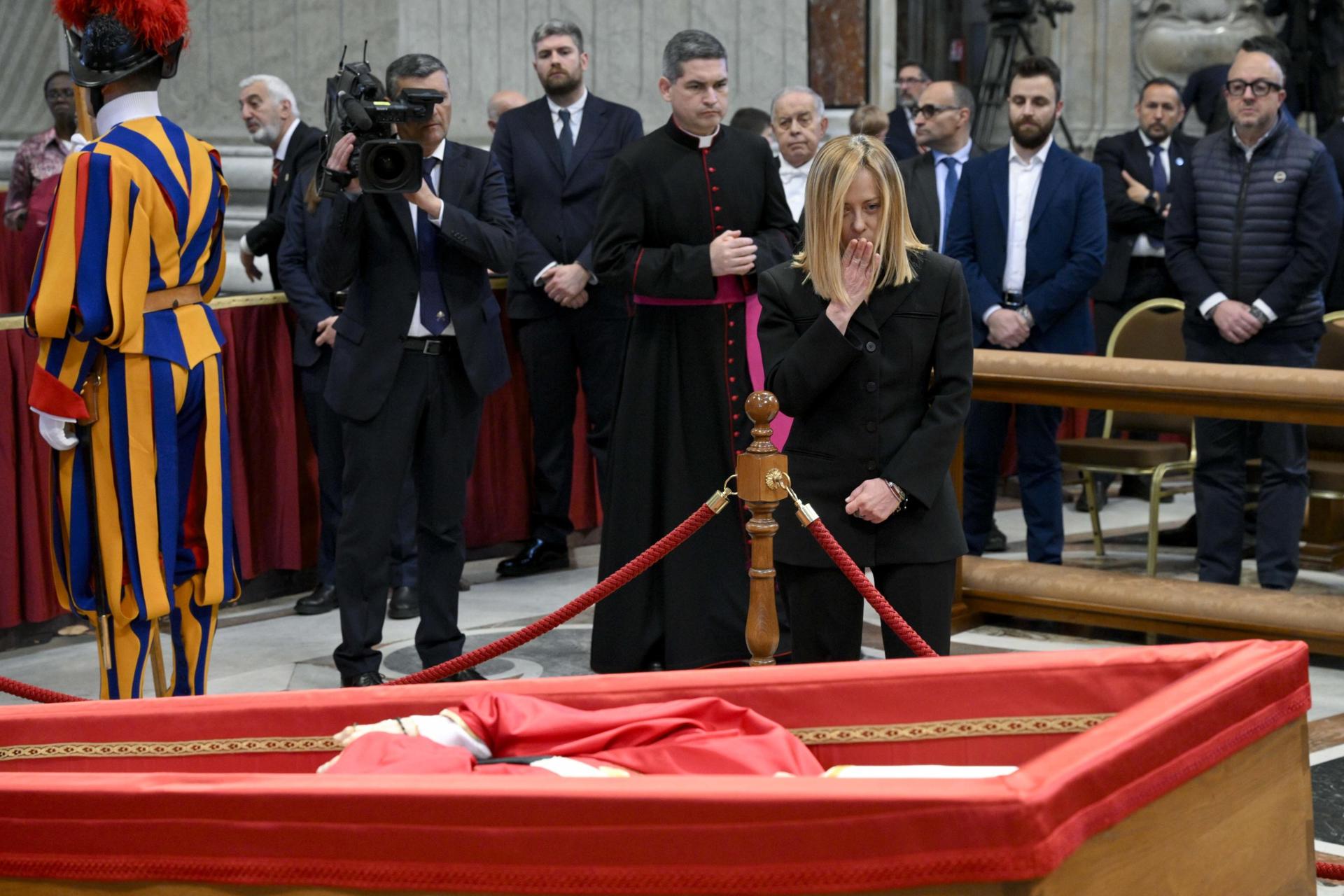 .- Una imagen proporcionada por el Vaticano Media muestra a la Primera Ministra italiana Giorgia Meloni rindiendo homenaje al Papa Francisco dentro de la Basílica de San Pedro, Ciudad del Vaticano, 23 de abril de 2025. Los fieles y quienes deseen presentar sus respetos podrán hacerlo ante el líder espiritual, quien falleció el 21 de abril de 2025, a la edad de 88 años, hasta su funeral el 26 de abril en la plaza frente a la basílica. (Papá) EFE/EPA/MEDIOS DEL VATICANO MANO DE OBRA USO EDITORIAL ÚNICAMENTE/SIN VENTAS