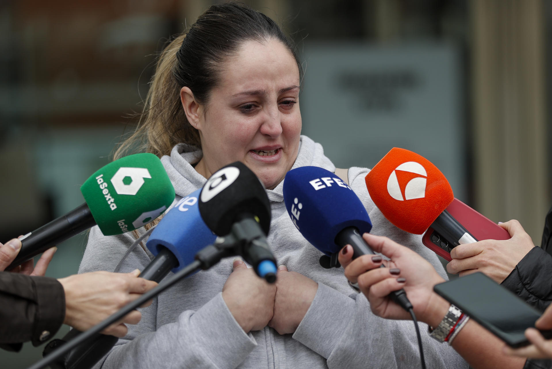 Patricia Sánchez Jiménez, vecina de Sedaví, atiende a los periodistas tras declarar como testigo ante la jueza. EFE/Manuel Bruque