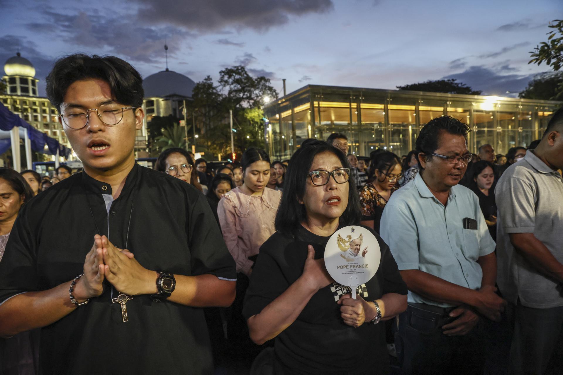 Jakarta (Indonesia), 24/04/2025.- Catholic devotees attend a requiem mass for the late Pope Francis at the Cathedral of Our Lady of the Assumption in Jakarta, Indonesia, 24 April 2025. Indonesian Catholic devotees offered prayers on a requiem mass for the late Pope Francis who died on Easter Monday, 21 April 2025, at the age of 88. (Papa) EFE/EPA/BAGUS INDAHONO