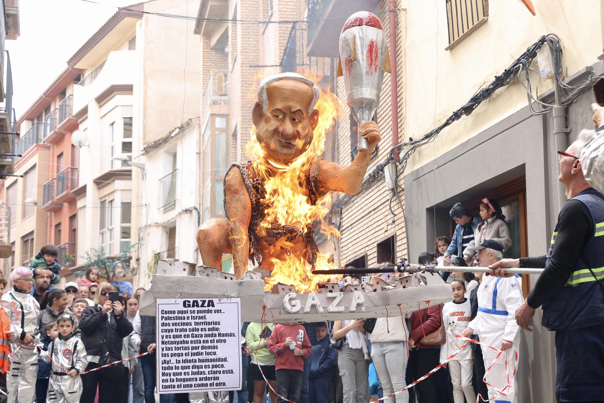 Una decena de figuras caricaturescas de personajes como el presidente de los EEUU, Donald Trump; y el primer ministro de Israel, Benjamín Netanyahu, arderán este domingo en los Judas de Alfaro para reivindicar libertad y el fin de las guerras. EFE/Raquel Manzanares