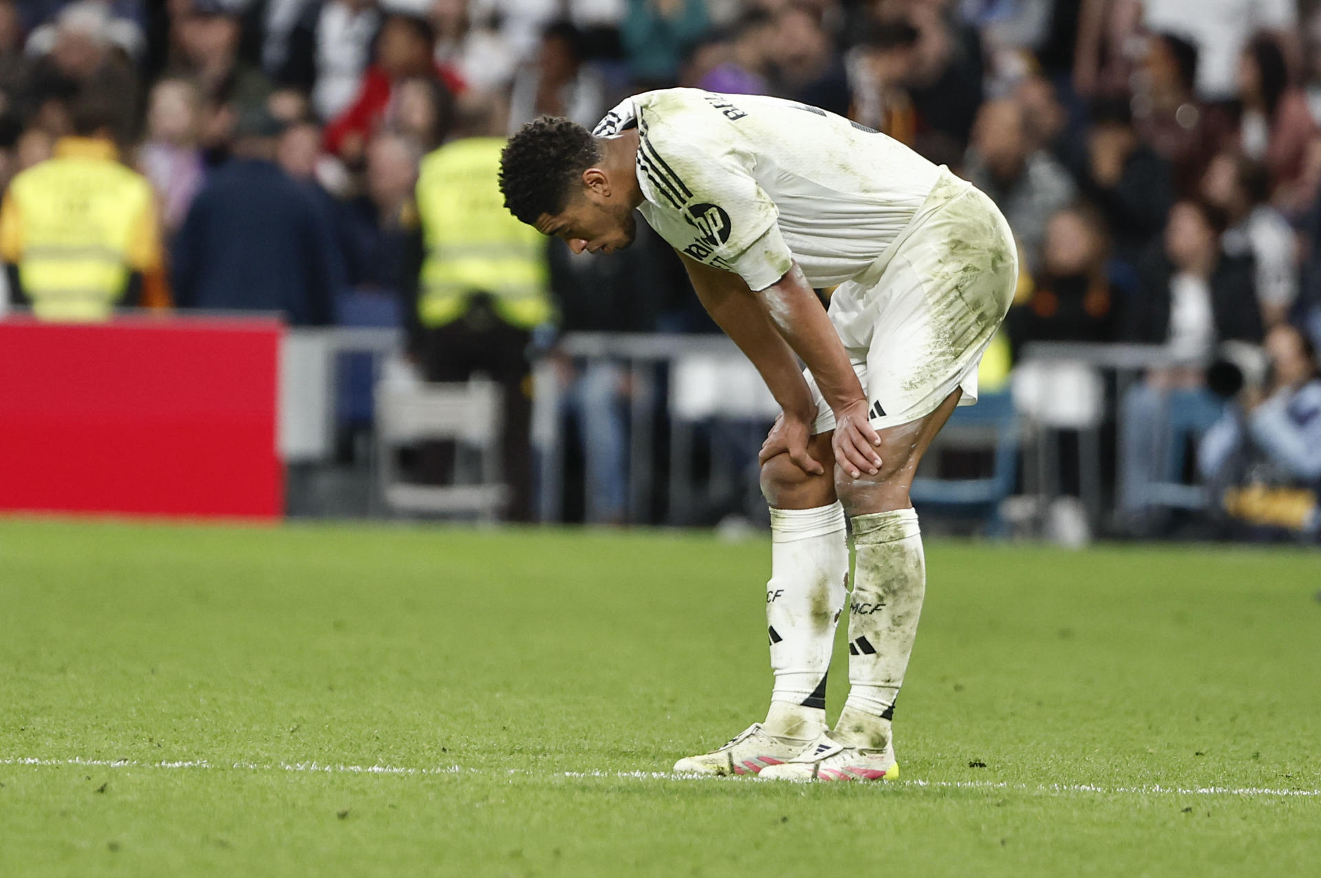 El centrocampista inglés del Real Madrid Jude Bellingham tras la derrota de su equipo en el partido de LaLiga entre el Real Madrid y el Valencia disputado este sábado en el estadio Santiago Bernabéu en Madrid. EFE/Sergio Pérez
