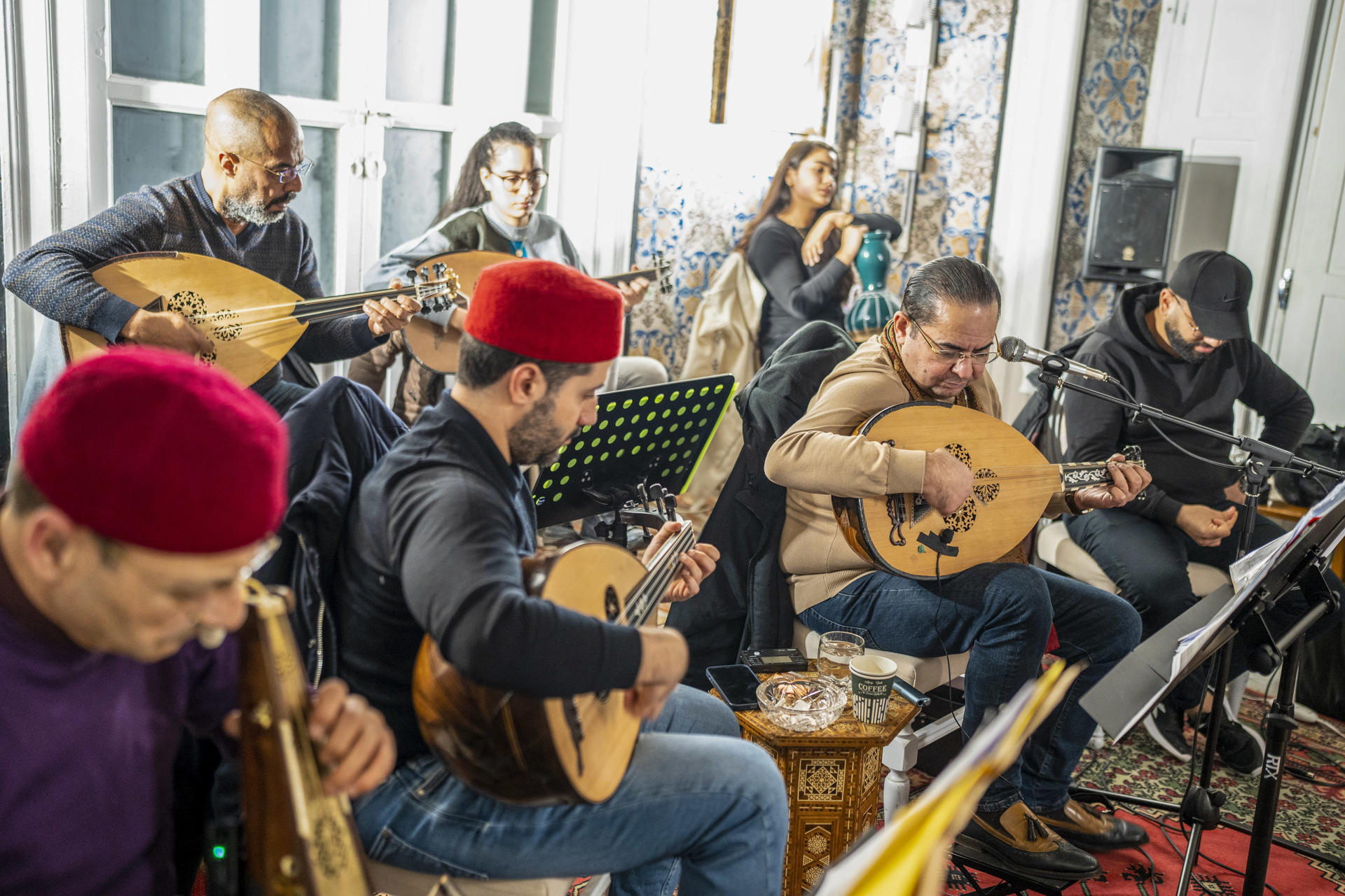 Cada jueves, los amantes del maluf, un género musical de origen andalusí, se reúnen en el centro de Túnez con el maestro Zied Gharza (2d), quien se ha propuesto rescatar un repertorio inédito con piezas que, según él, "llevan tres siglos sin ser cantadas". EFE/ Severine Sajous