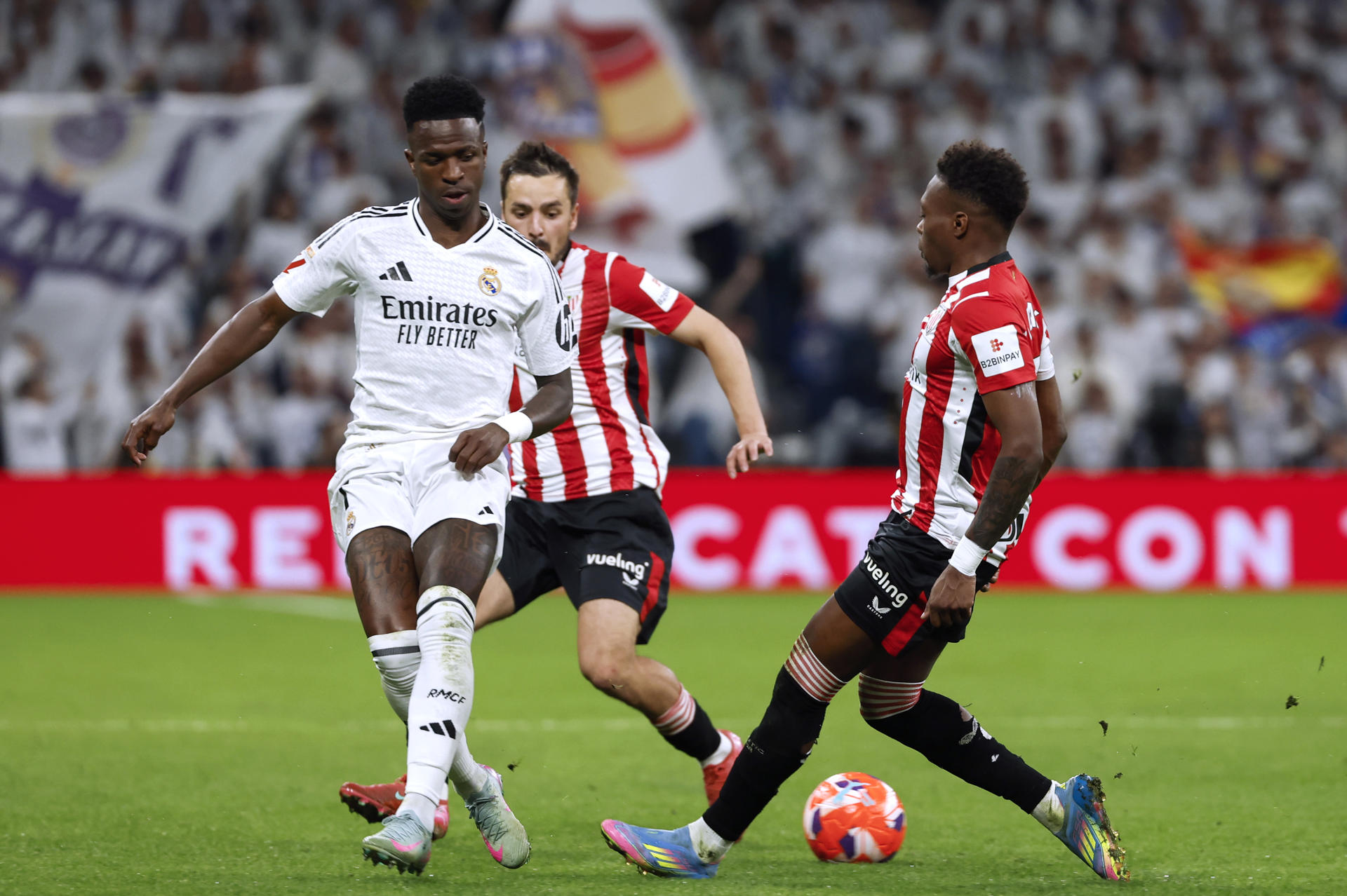 El centrocampista del Athletic Club Álvaro Djaló (d) lucha con Vinicius Jr., del Real Madrid, en el partido de la jornada 32 de LaLiga que Real Madrid y Athletic Club de Bilbao disputaron en el estadio Santiago Bernabéu, en Madrid. EFE/Mariscal