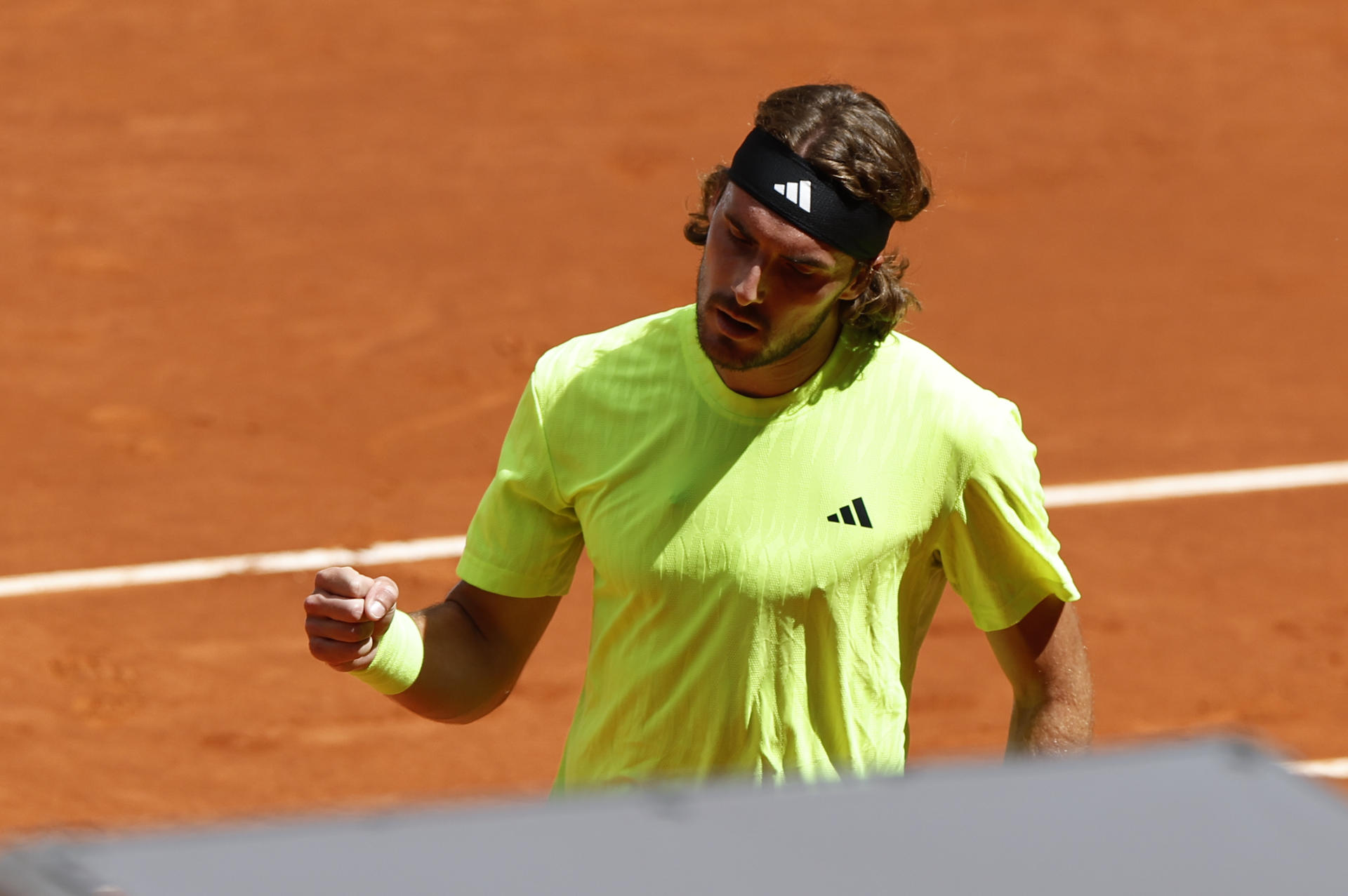 El tenista griego Stéfanos Tsitsipás celebra un punto ante el alemán Jan-Lennar Struff, durante el  partido correspondiente a la ronda 64 del Masters 1000 de Madrid que disputaron este sábado en la Caja Mágica, en Madrid. EFE/ Chema Moya