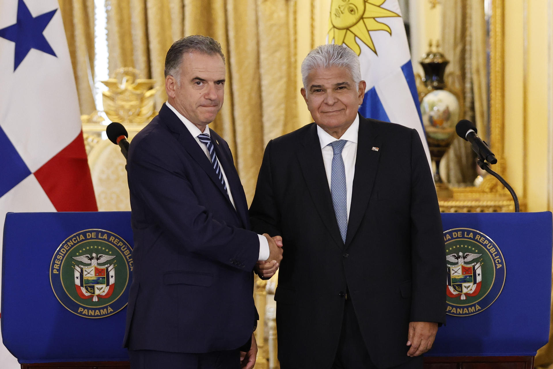 El presidente de Panamá, José Raúl Mulino (d), saluda al presidente de Uruguay, Yamandú Orsi, durante una declaración conjunta este lunes, en el salón amarillo de la Presidencia de Panamá, en Ciudad de Panamá (Panamá). EFE/ Bienvenido Velasco