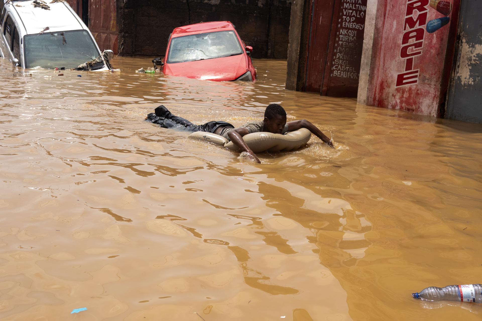 Imagen de archivo de las inundaciones de Kinsasa de este mes EFE/EPA/CHRIS MILOSI
//////////
KINSHASA (Congo, República Democrática del Congo), 07/04/2025.- Un residente local flota en una colchoneta inflable en una calle inundada en Kinshasa, República Democrática del Congo, 07 de abril de 2025. Según el Ministerio del Interior, se han registrado al menos 33 muertes durante una inundación causada por el desbordamiento del río Ndjili en la ciudad de Kinshasa. (Inundaciones) EFE/EPA/CHRIS MILOSI
