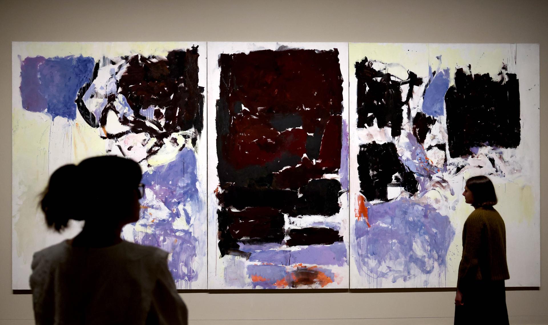 El tríptico 'Iva', de la artista expresionista estadounidense Joan Mitchell, donado a la galería Tate Modern de Londres. EFE/EPA/Neil Hall