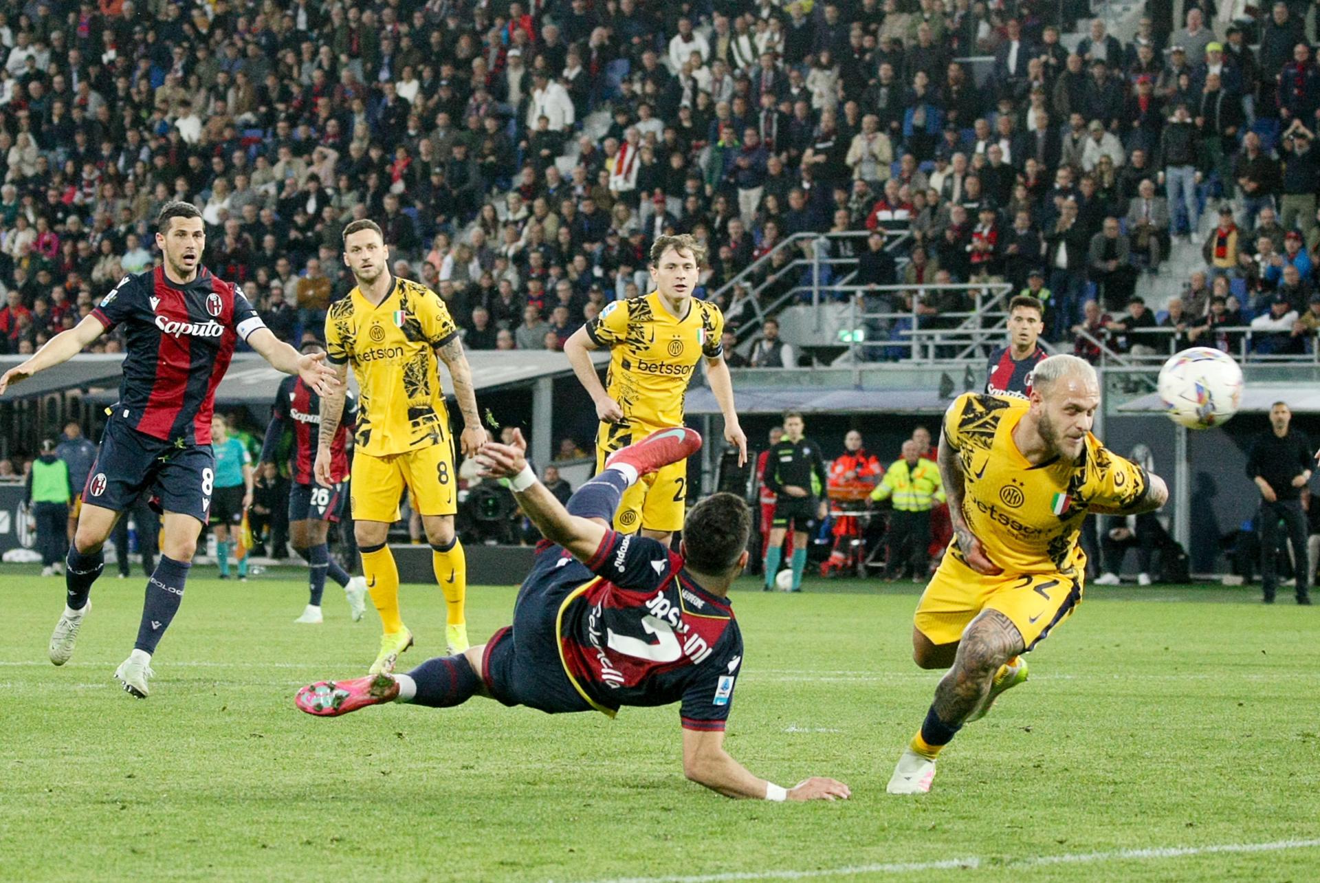 El jugador del Bolonia Riccardo Orsolini durante el partido de la Serie A que han jugado Bologna FC e FC Inter Milan en el Renato Dall'Ara stadium en Bolonia, Italia. EFE/EPA/SERENA CAMPANINI