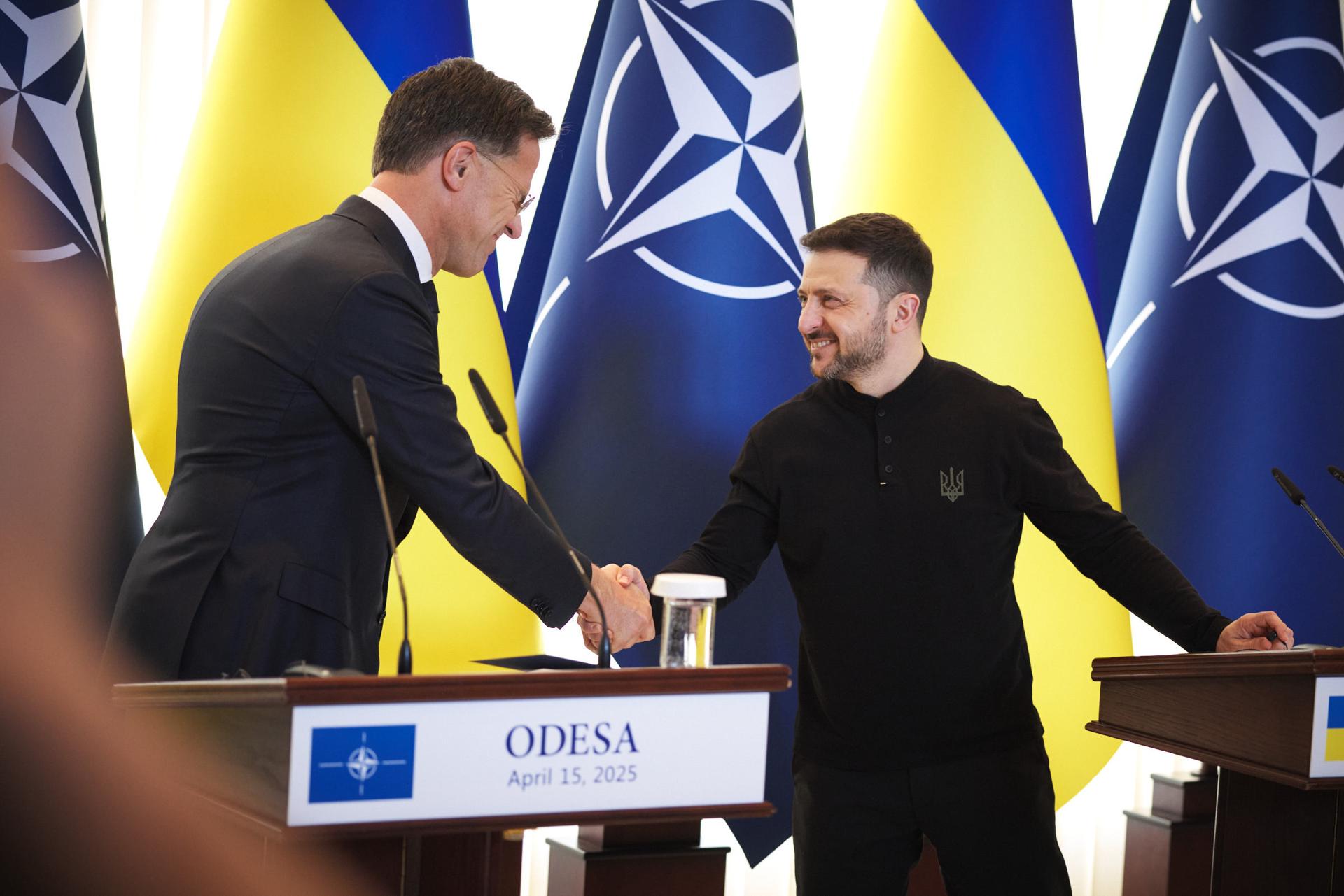 Una fotografía proporcionada por el Servicio de Prensa de la Presidencia de Ucrania muestra al Secretario General de la OTAN, Mark Rutte (I), y al Presidente ucraniano Volodymyr Zelensky (D) durante una conferencia de prensa conjunta en Odesa, Ucrania, el 15 de abril de 2025. Rutte y Zelenskyy habían visitado un hospital donde soldados ucranianos se están recuperando de sus heridas. (Ucrania) EFE/EPA/SERVICIO DE PRENSA PRESIDENCIAL DE UCRANIA / FOTO DE ARCHIVO USO EDITORIAL SOLAMENTE/SIN VENTAS
