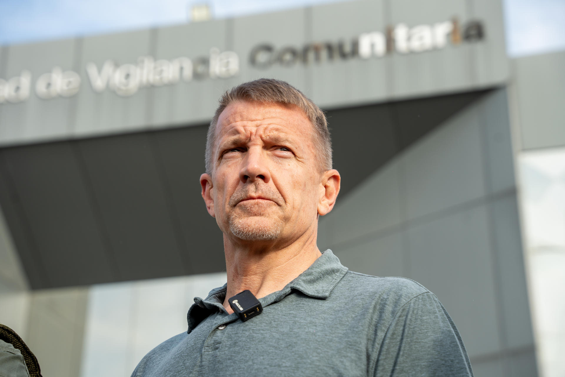 El fundador de la firma de seguridad privada Blackwater (ahora llamada Academi), Erik Prince, participa en un operativo contra el crimen organizado en Ecuador este sábado, en Guayaquil (Ecuador). EFE/ Mauricio Torres