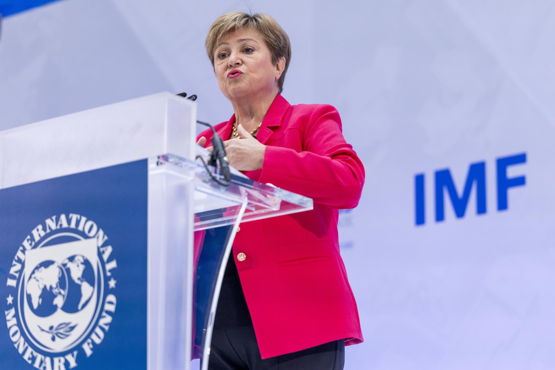 La Directora Gerente del FMI, Kristalina Georgieva, pronuncia un discurso durante su discurso inaugural de las Reuniones de Primavera de 2025 en la sede del FMI en Washington. EFE/EPA/SHAWN THEW