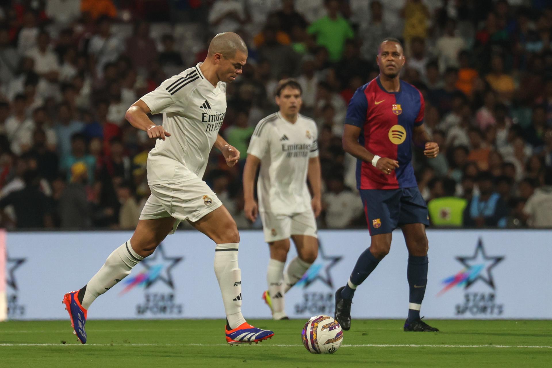 Pepe, del Real Madrid, en acción durante el partido de leyendas que se ha jugado en el DY Patil Stadium, en Navi Mumbai, India. EFE/EPA/DIVYAKANT SOLANKI