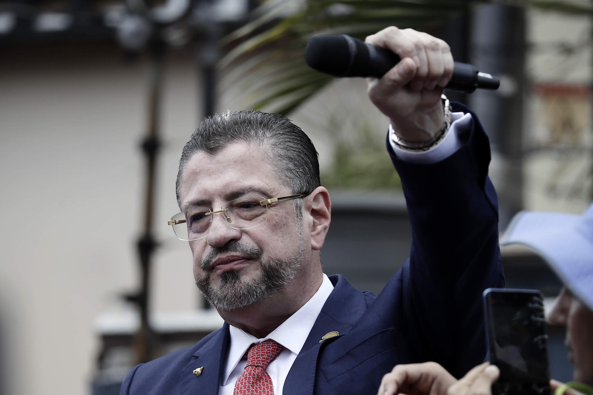 Fotografía de archivo, tomada el pasado 18 de marzo, en la que aparece el presidente de Costa Rica, Rodrigo Chaves, durante una marcha multitudinaria que pidió la salida del fiscal general, Carlo Díaz, en San José (Costa Rica). EFE/Jeffrey Arguedas