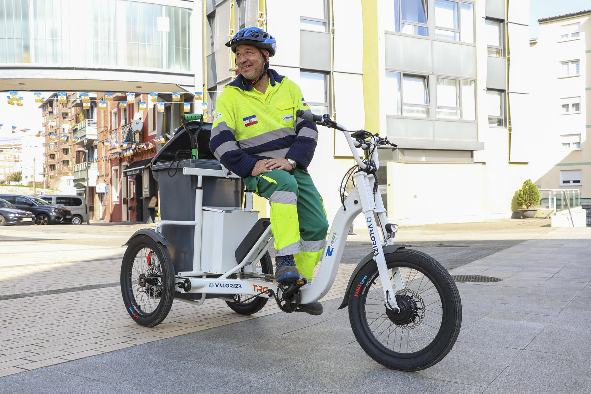 Un operarios del servicio de limpieza de Astillero montado en la 'Limpiacleta', una nueva herramienta de trabajo que es una bicicleta eléctrica que permite moverse de manera rápida, cómoda y sostenible por todos los barrios y rincones del municipio para limpiar. EFE/ Celia Agüero Pereda